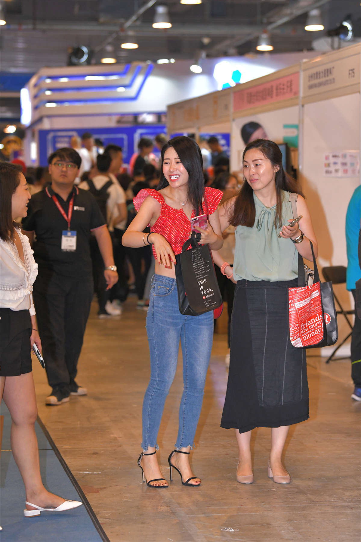 图片[2]-甜美气质牛仔裤美女-日更街拍