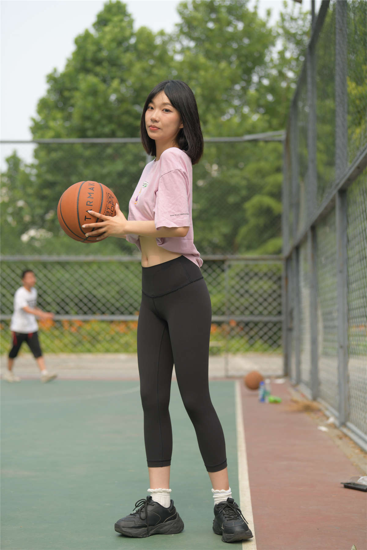 图片[2]-[魔镜原创摄影]一始街拍作品 黑色瑜伽篮球课女孩-日更街拍