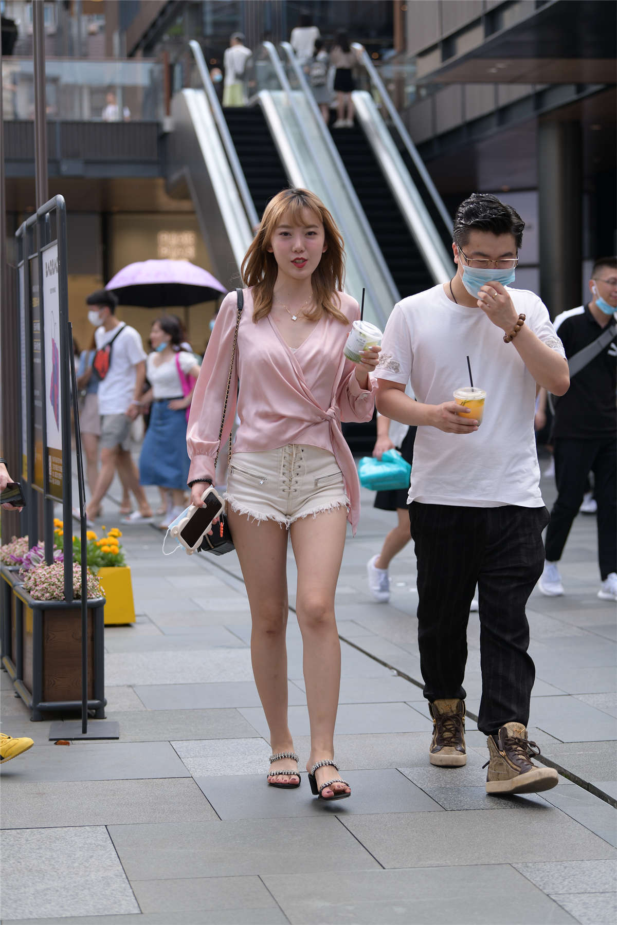 图片[2]-粉白搭配青春靓丽-日更街拍