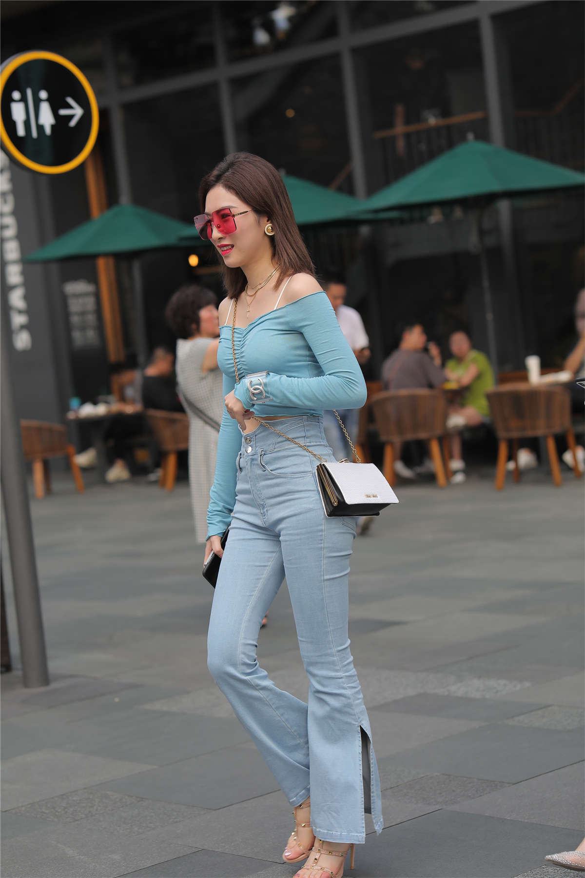 图片[2]-浅色喇叭牛仔裤-日更街拍