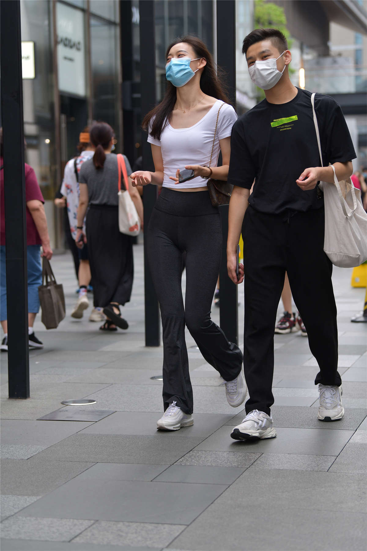 图片[2]-黑白搭配魅力好身材-日更街拍