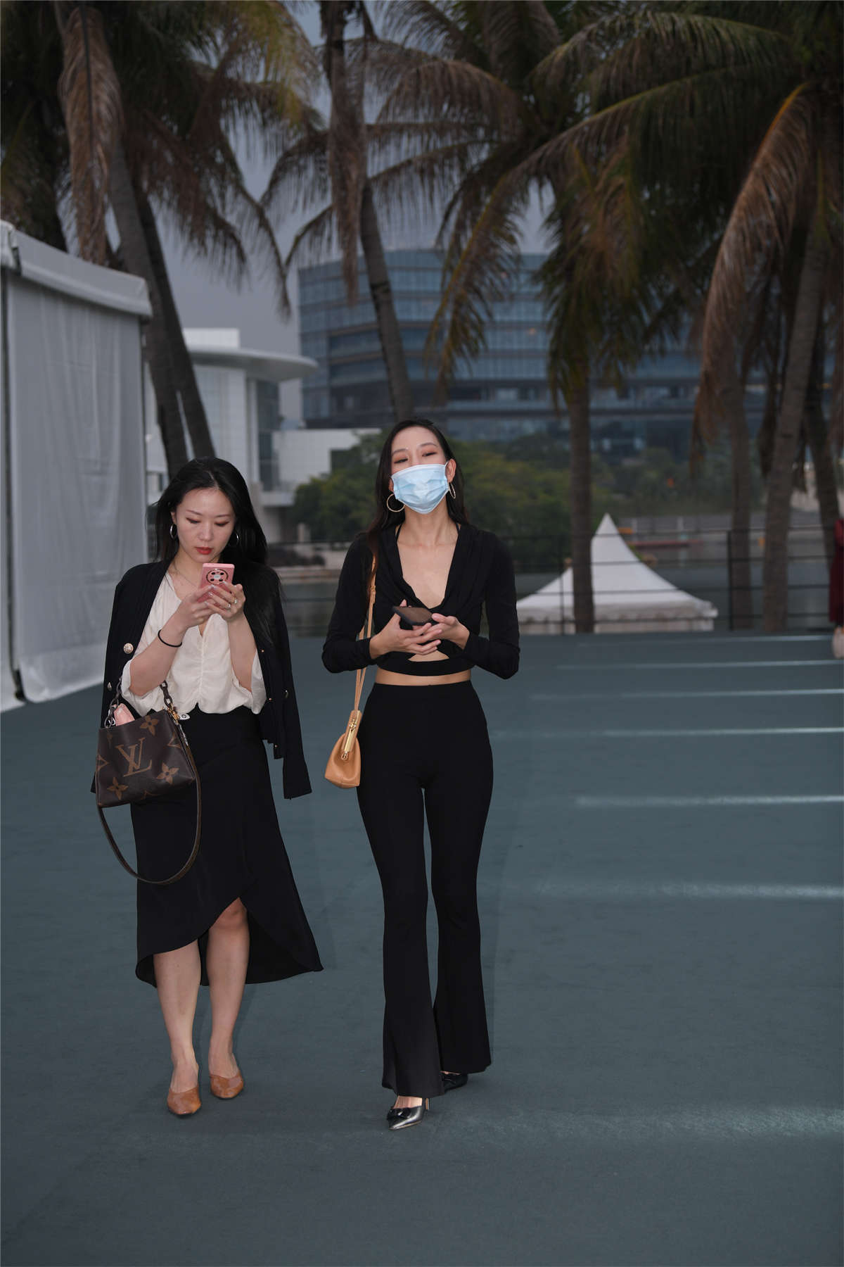 图片[2]-黑色系更显肤色-日更街拍