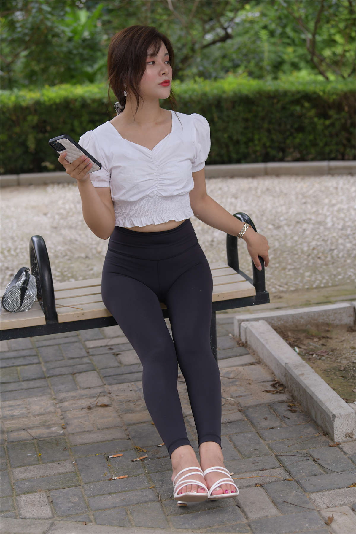 图片[2]-[魔镜原创摄影]一始街拍作品 性感黑色瑜伽裤-日更街拍