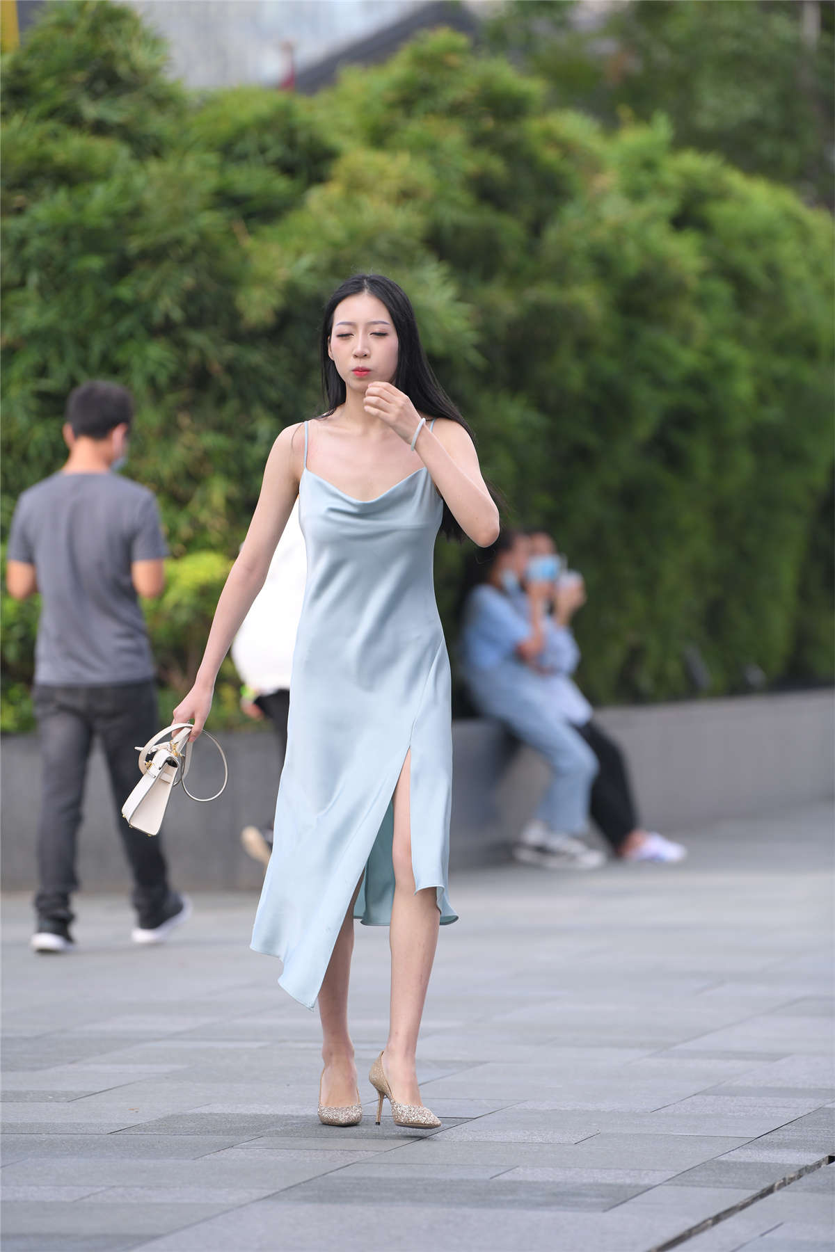 图片[2]-丝质吊带裙-日更街拍