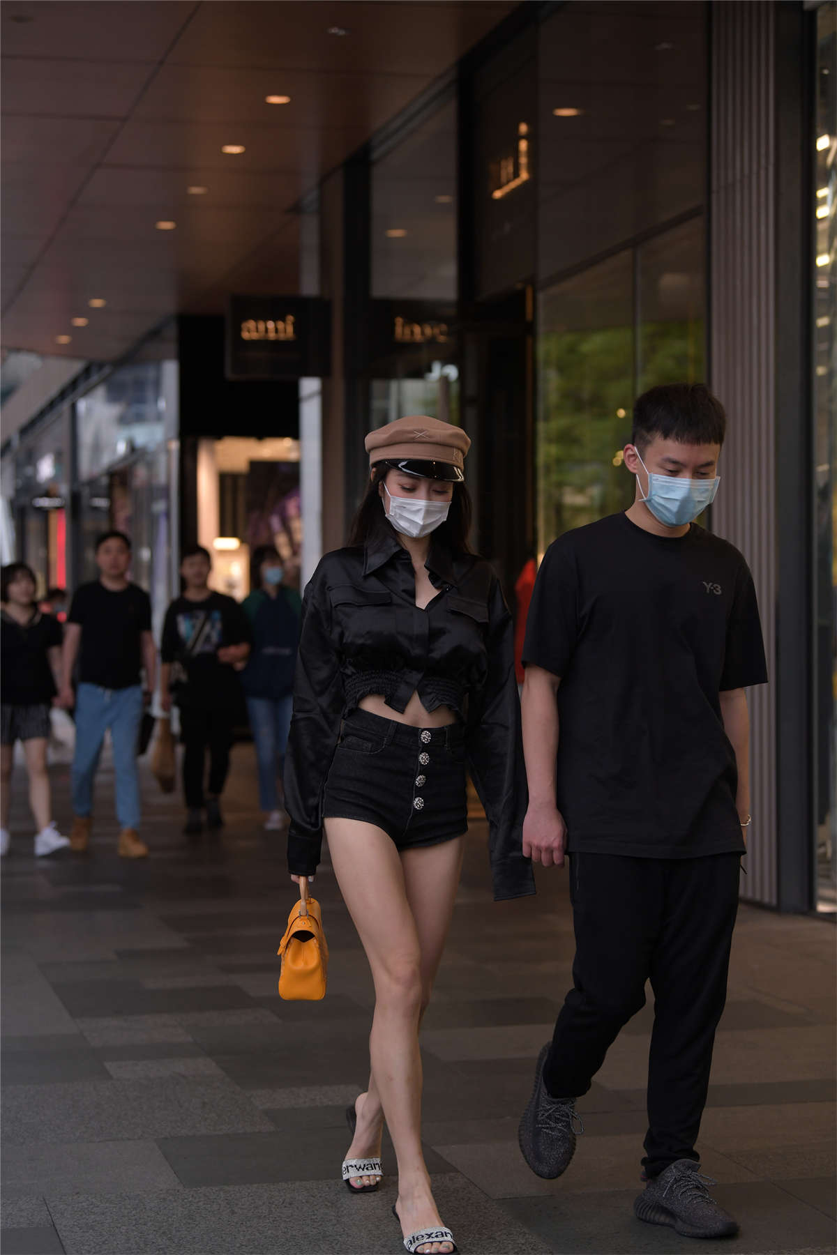 贝雷帽搭配短裤衬衫-日更街拍