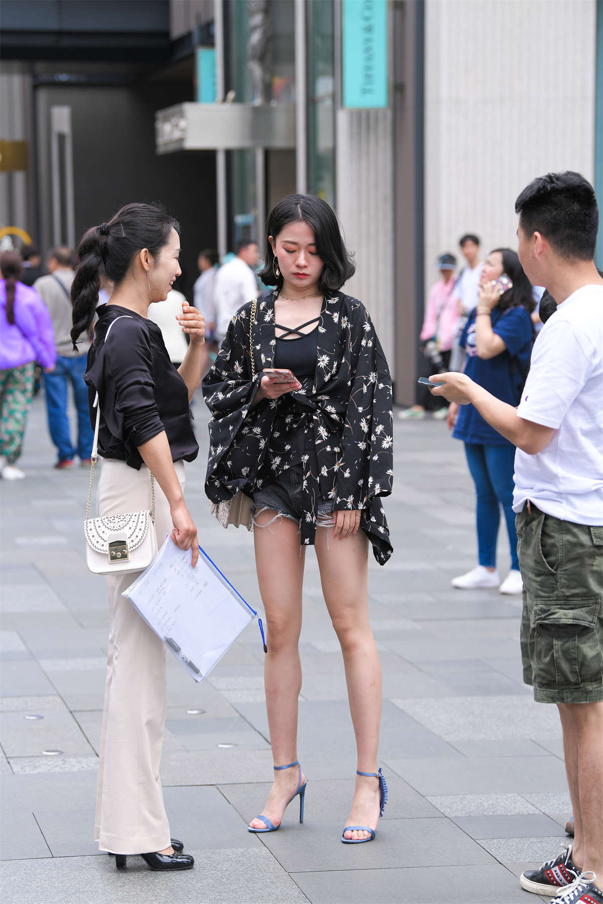 图片[2]-清新牛仔短裤碎花衣-日更街拍