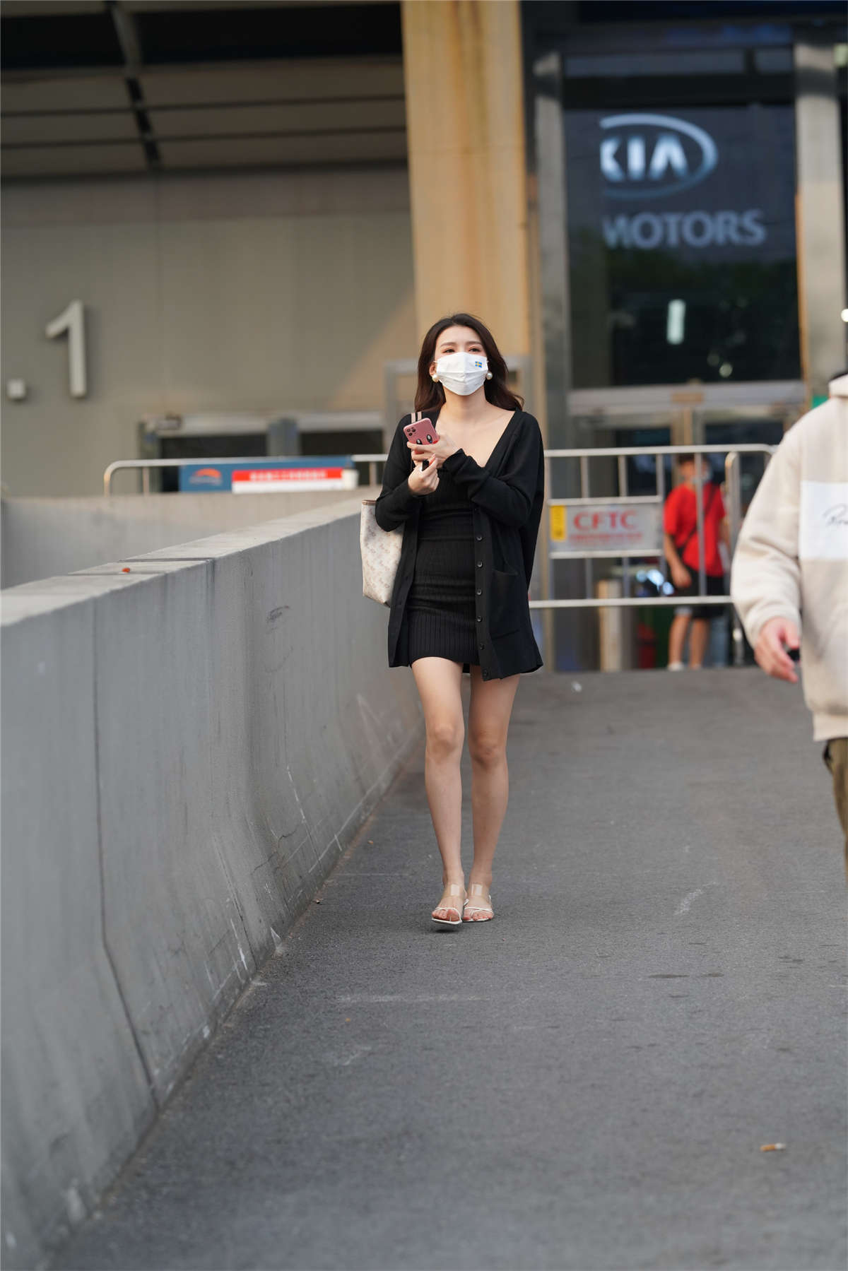 图片[2]-黑色紧身包臀裙凉高-日更街拍