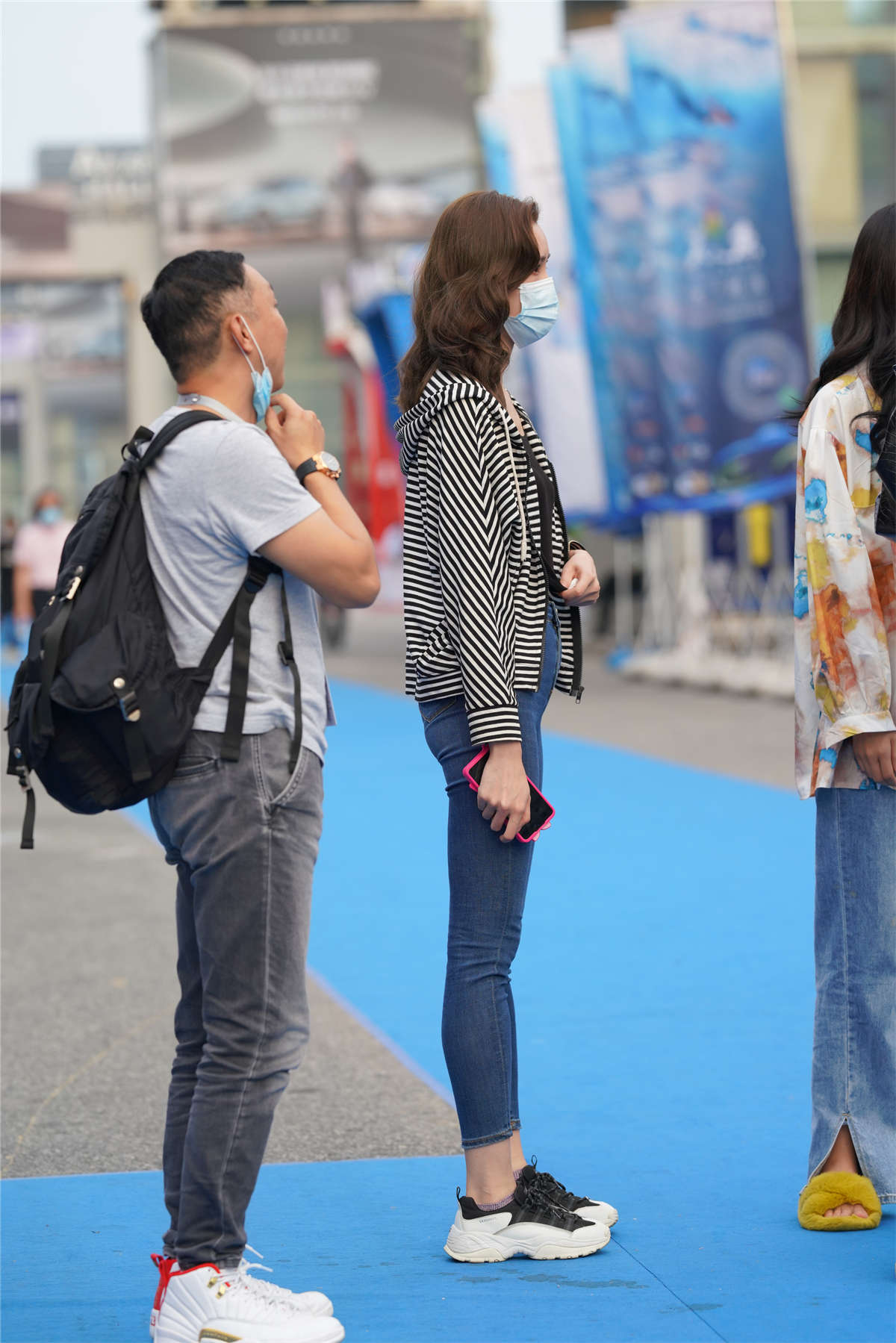 图片[2]-银色皮裙美腿-日更街拍