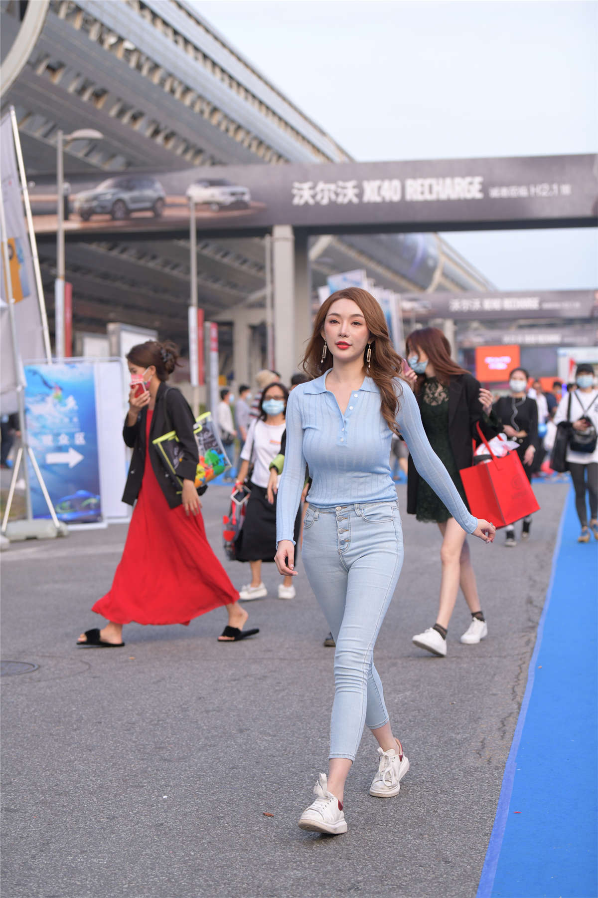 图片[2]-简约浅色牛仔裤-日更街拍