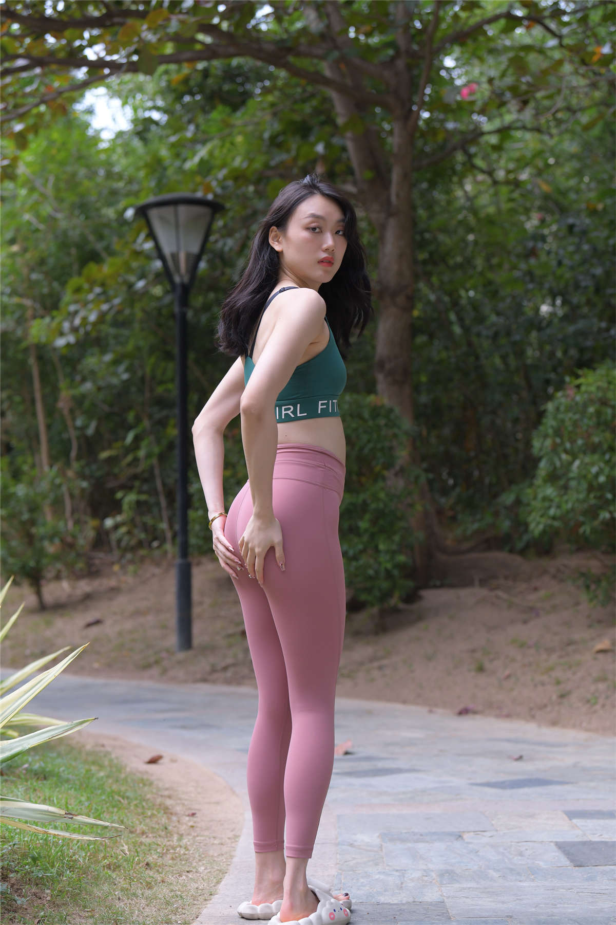 图片[2]-[魔镜原创摄影]一始街拍作品 – 粉色瑜伽裤美女-日更街拍