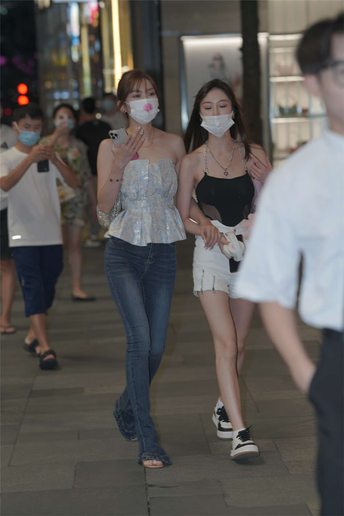 图片[2]-简单百搭喇叭牛仔裤-日更街拍