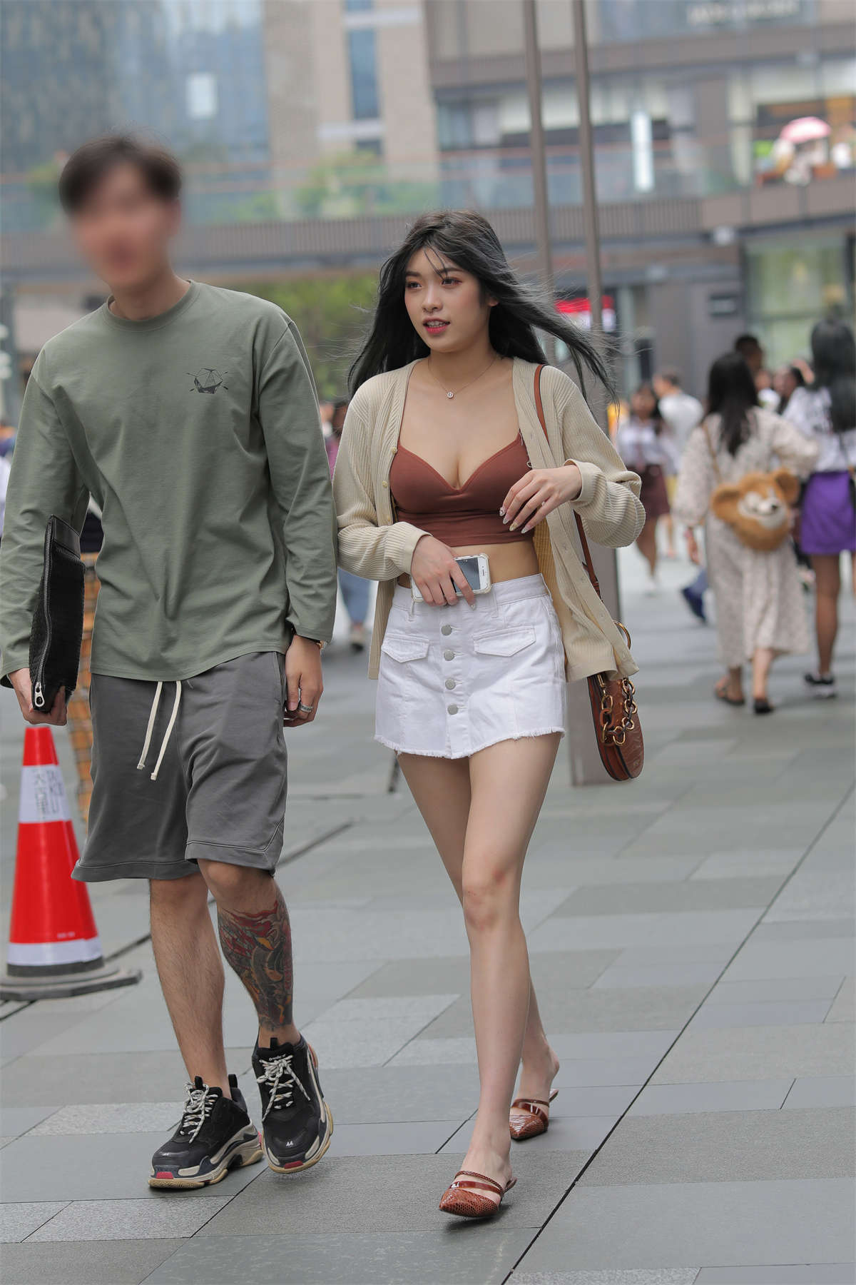 图片[2]-[魔镜原创摄影]你被这位热裤美女吸引了吗？-日更街拍