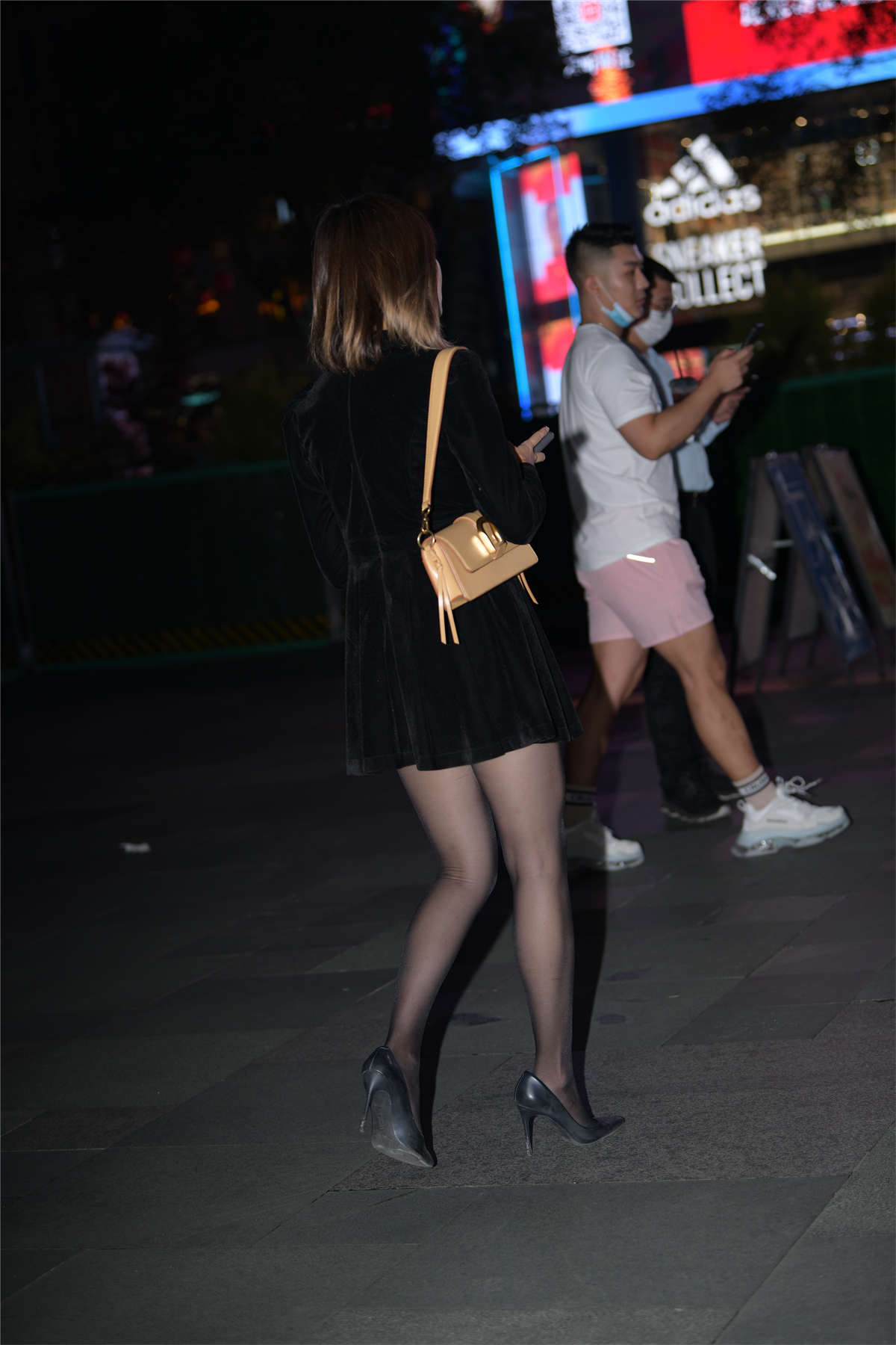 图片[2]-简约黑裙搭配-日更街拍