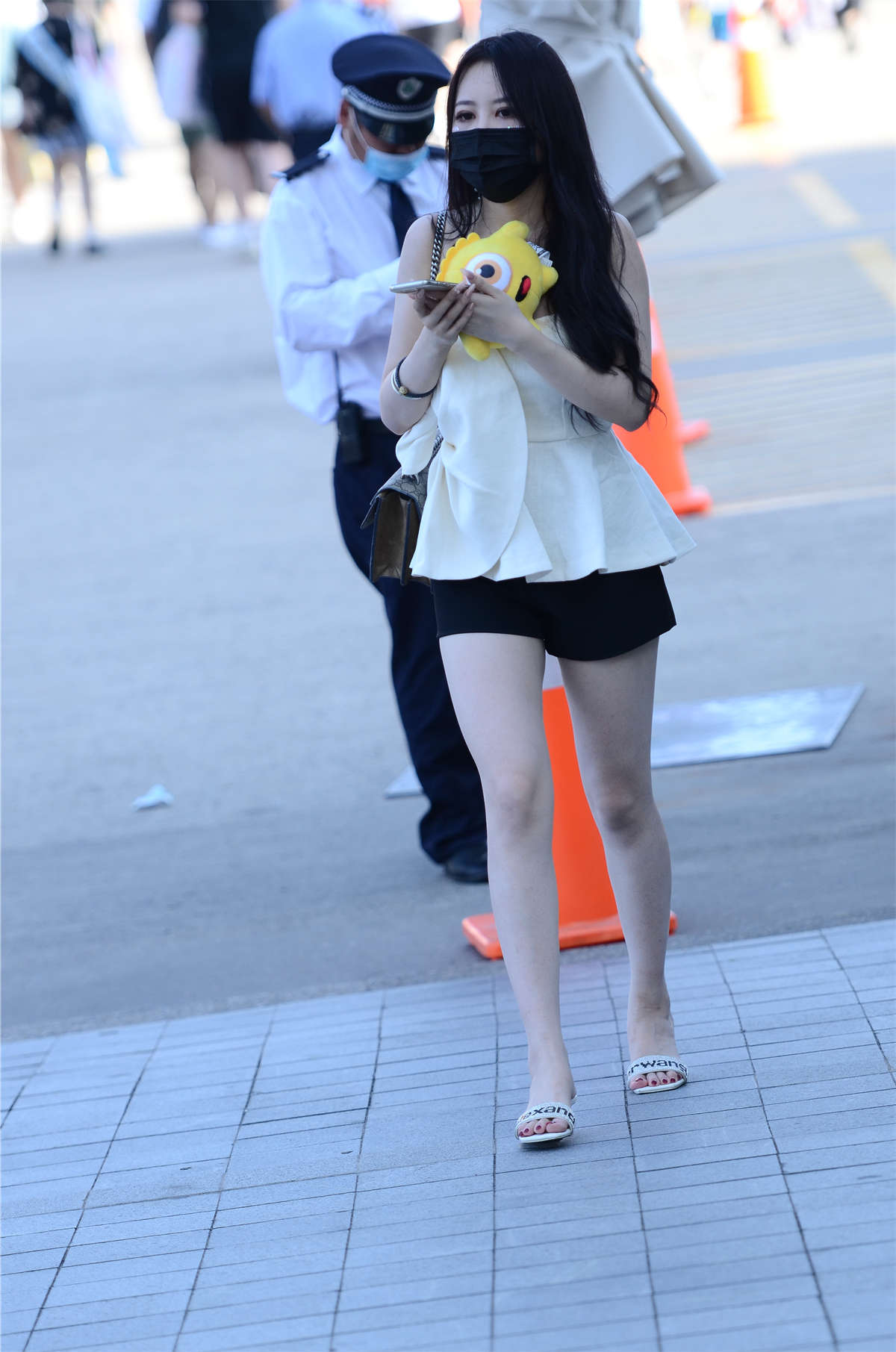 图片[2]-戴着黑色口罩的漂亮美女-日更街拍