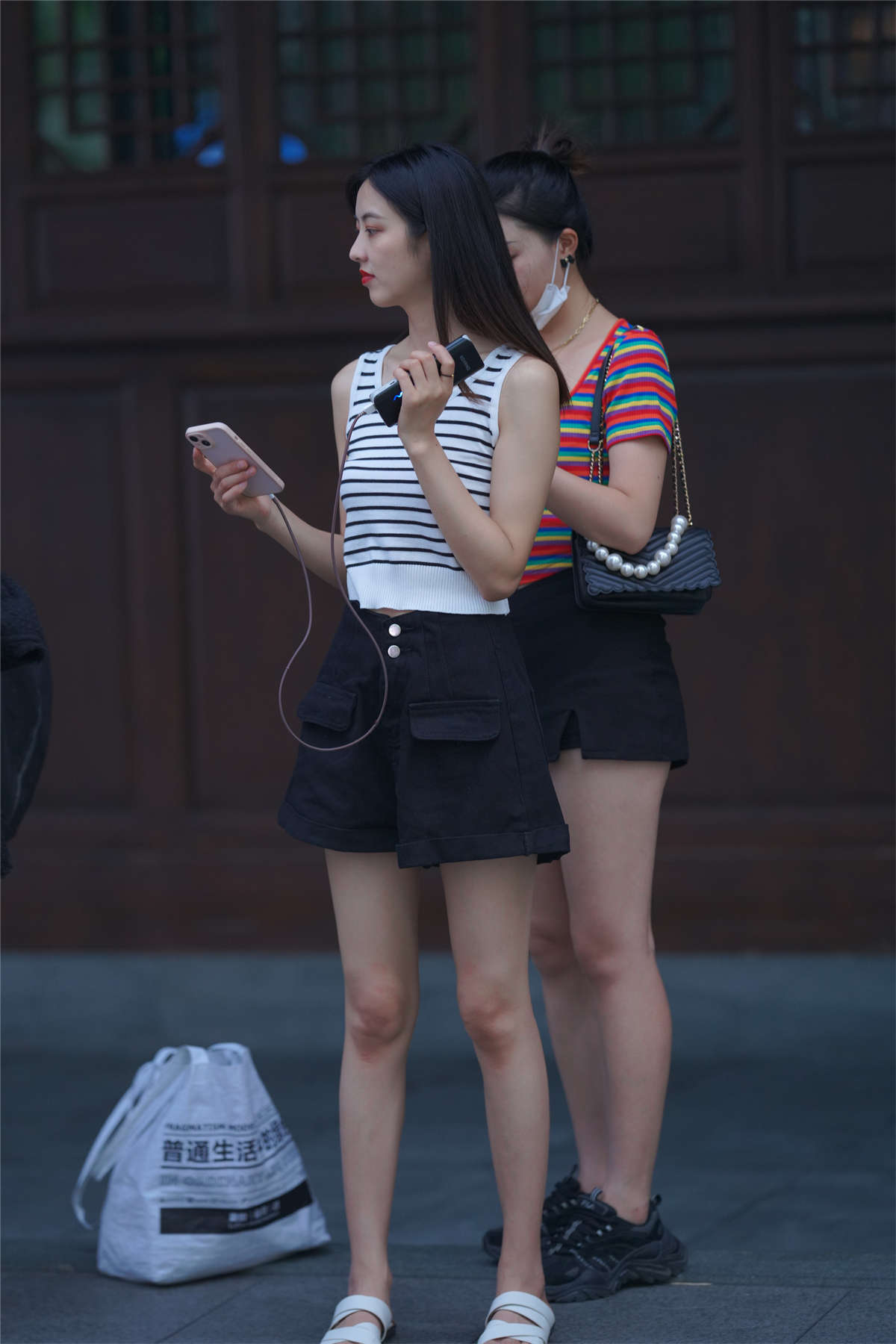 可爱短裙小妹-日更街拍