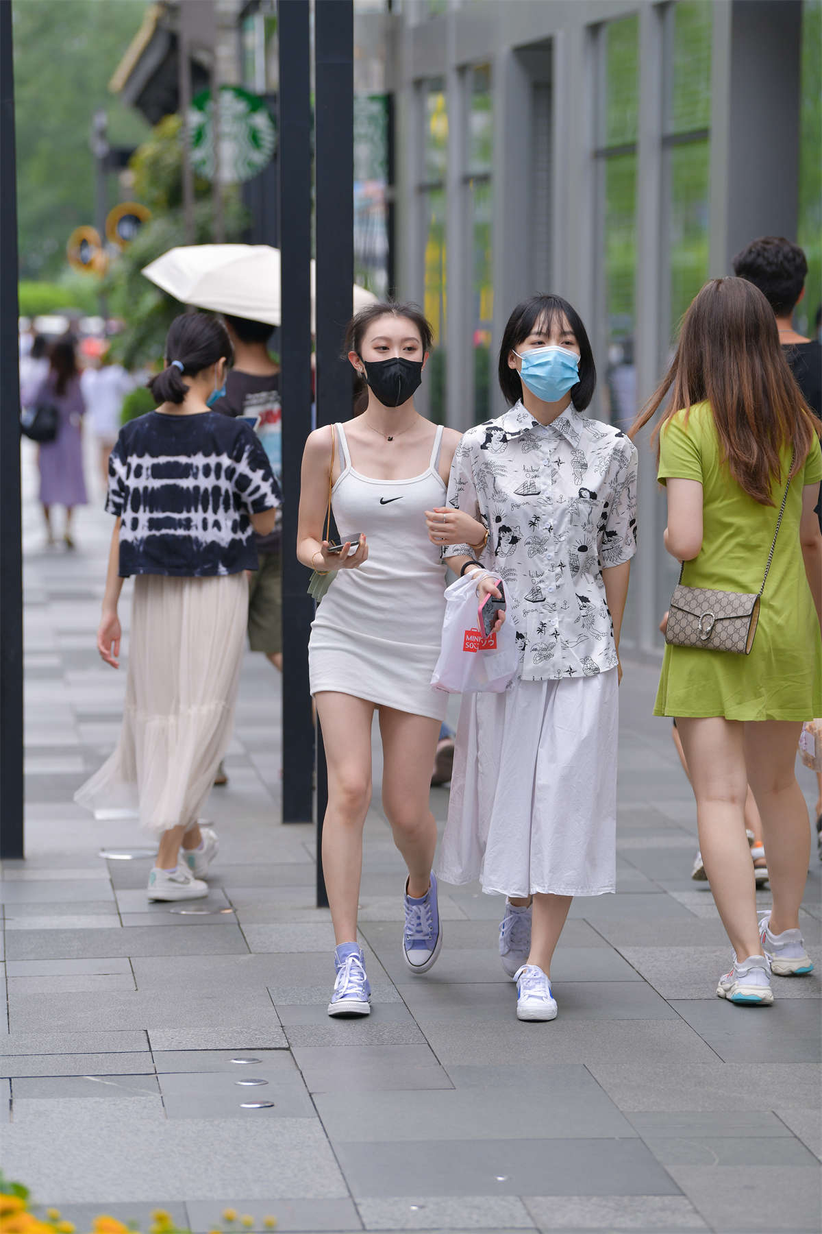 图片[2]-吊带包臀裙小姐姐-日更街拍