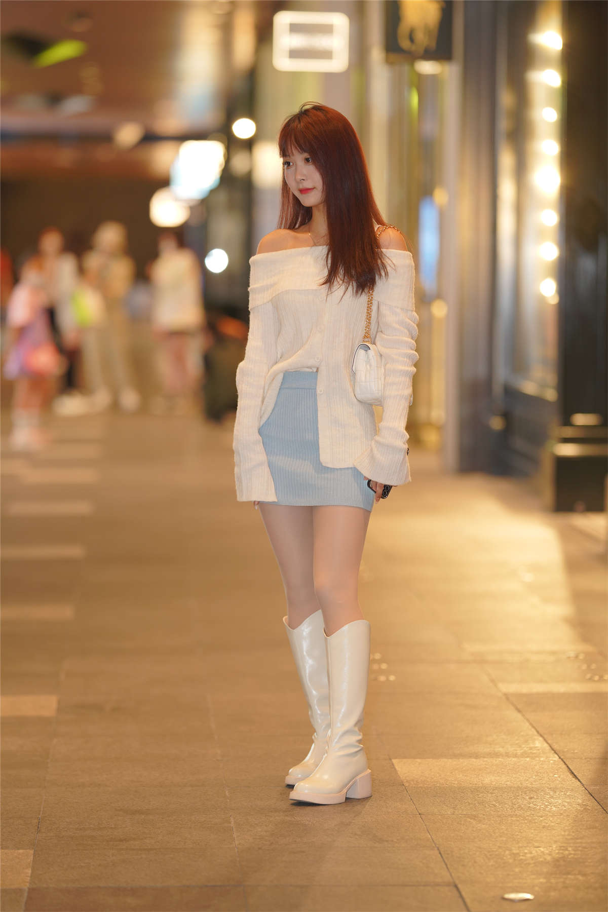 图片[2]-清秀气质长靴小姐姐-日更街拍