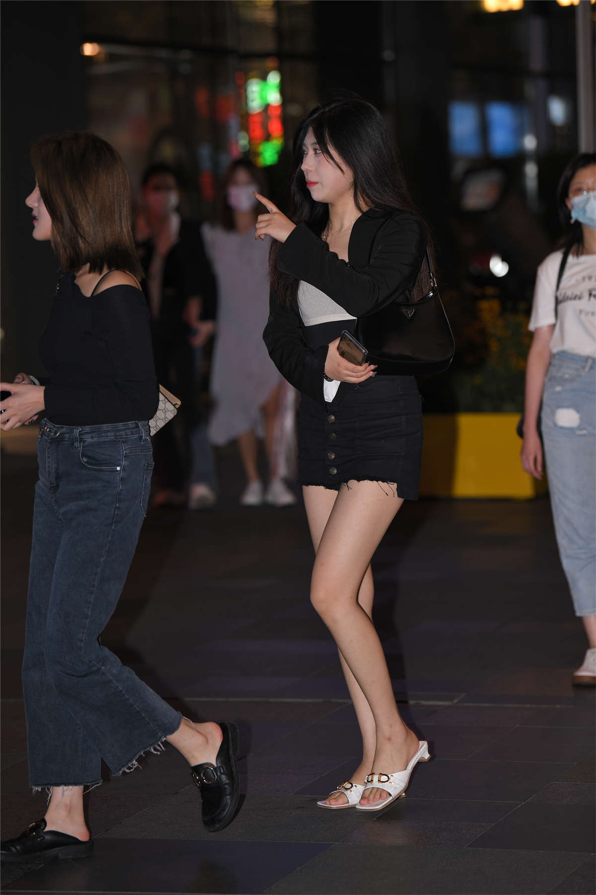 图片[2]-黑裙白凉拖街拍-日更街拍