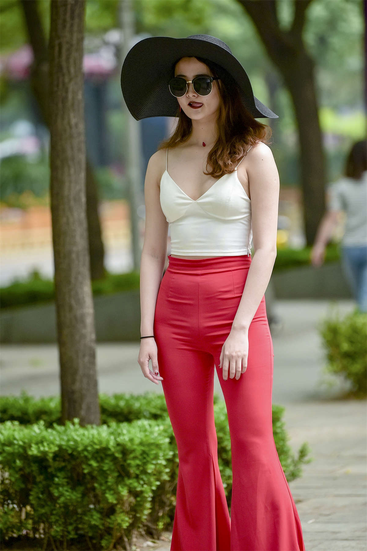 图片[2]-[魔镜原创摄影]红色紧身裤时尚美女-日更街拍