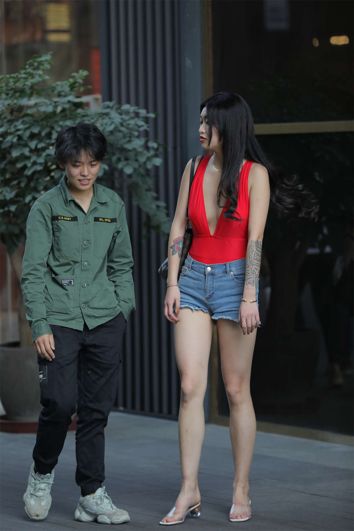 图片[2]-[魔镜原创摄影]牛仔热裤美女-日更街拍