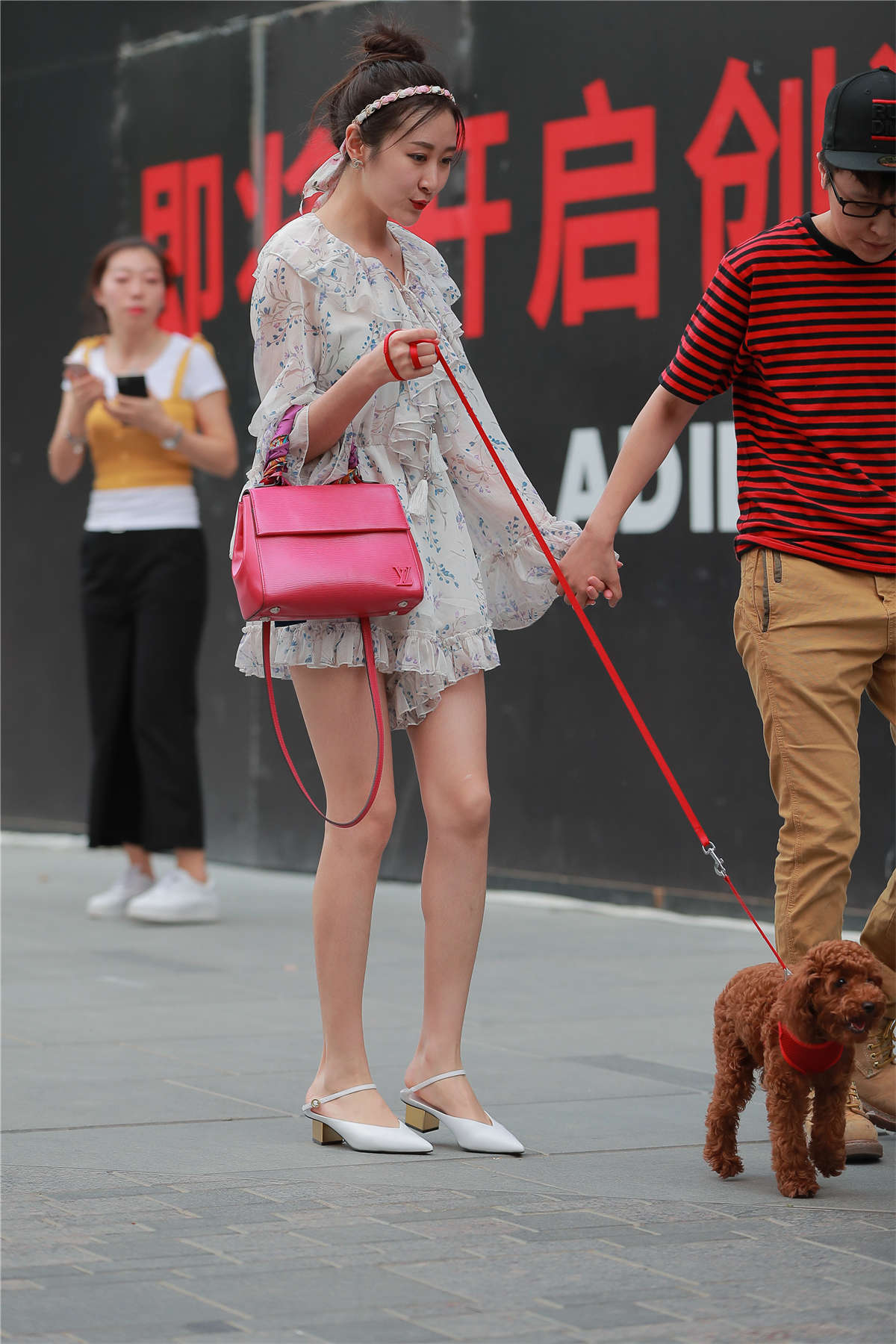 图片[2]-遛狗的漂亮小姐姐-日更街拍