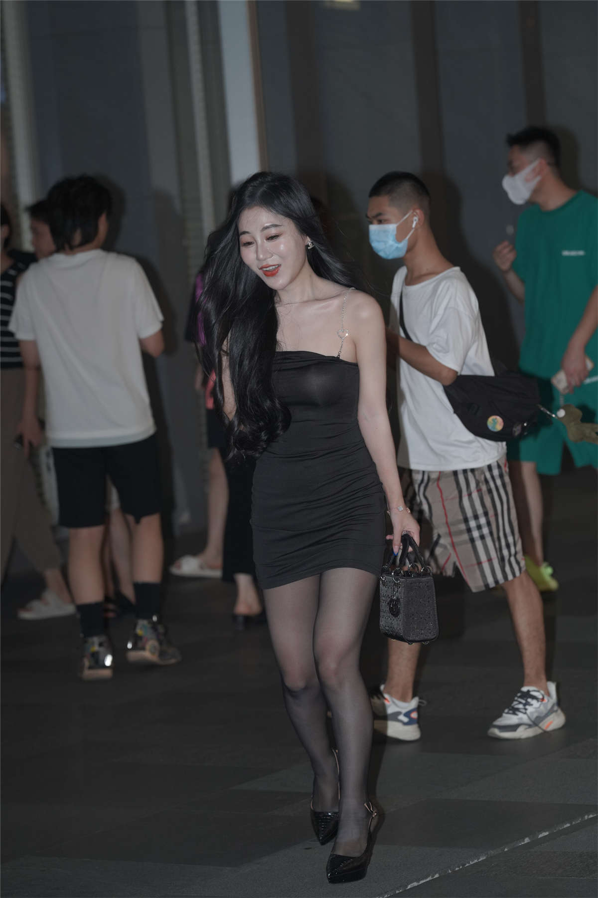 图片[2]-黑色抹胸修身裙-日更街拍