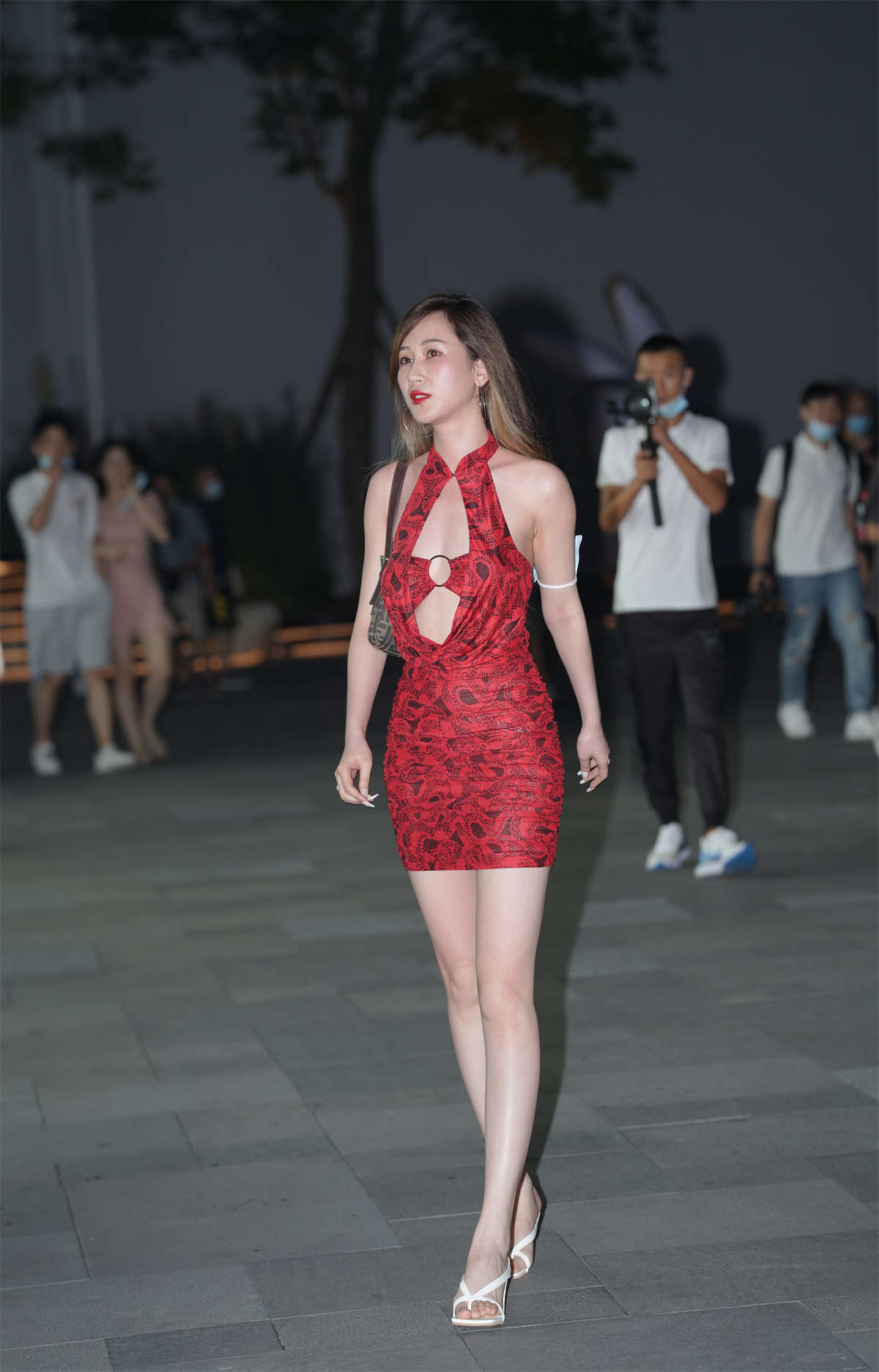 图片[2]-雪白肌肤红裙女郎-日更街拍