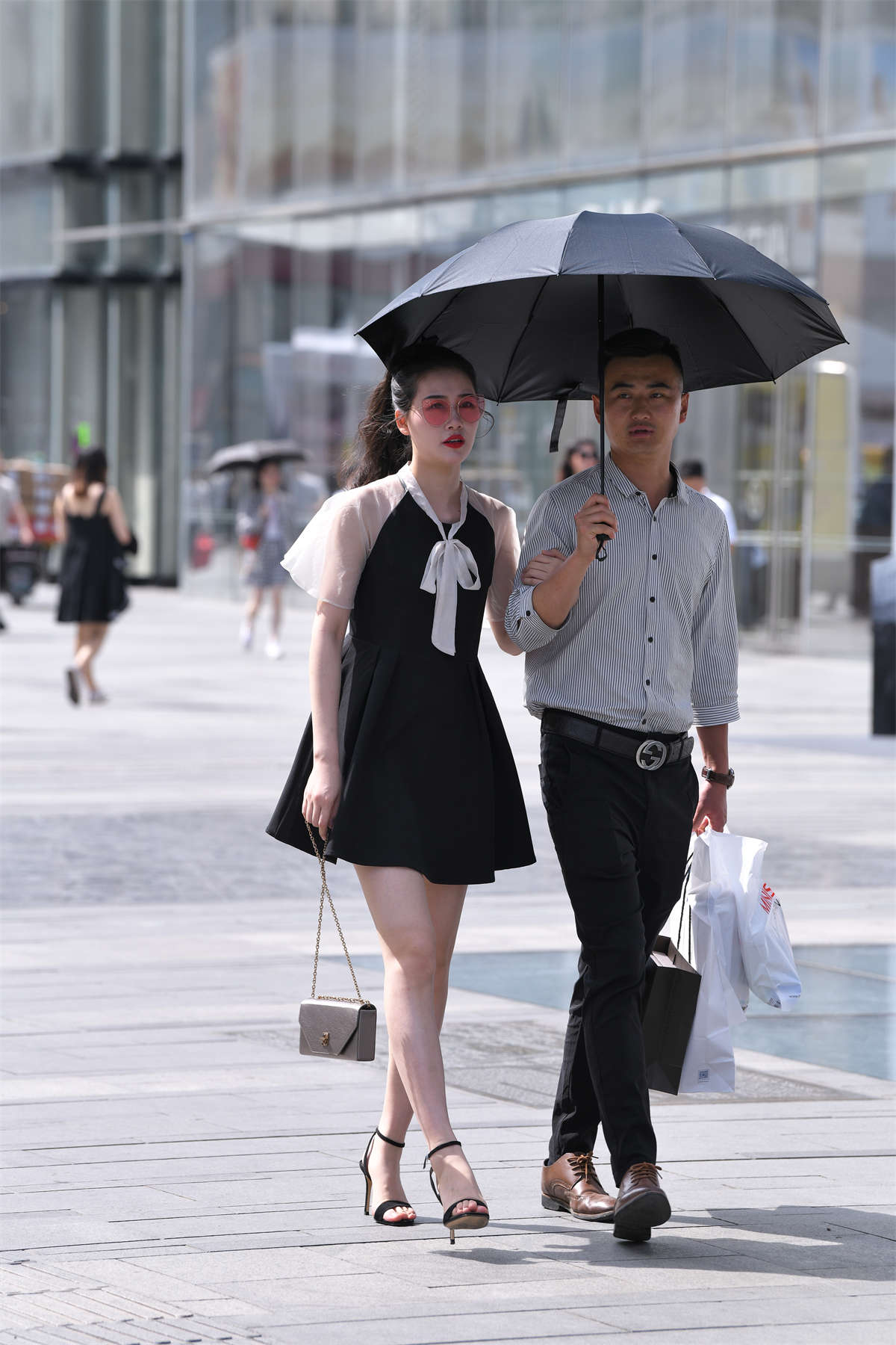 图片[2]-黑裙高跟凉鞋美腿-日更街拍