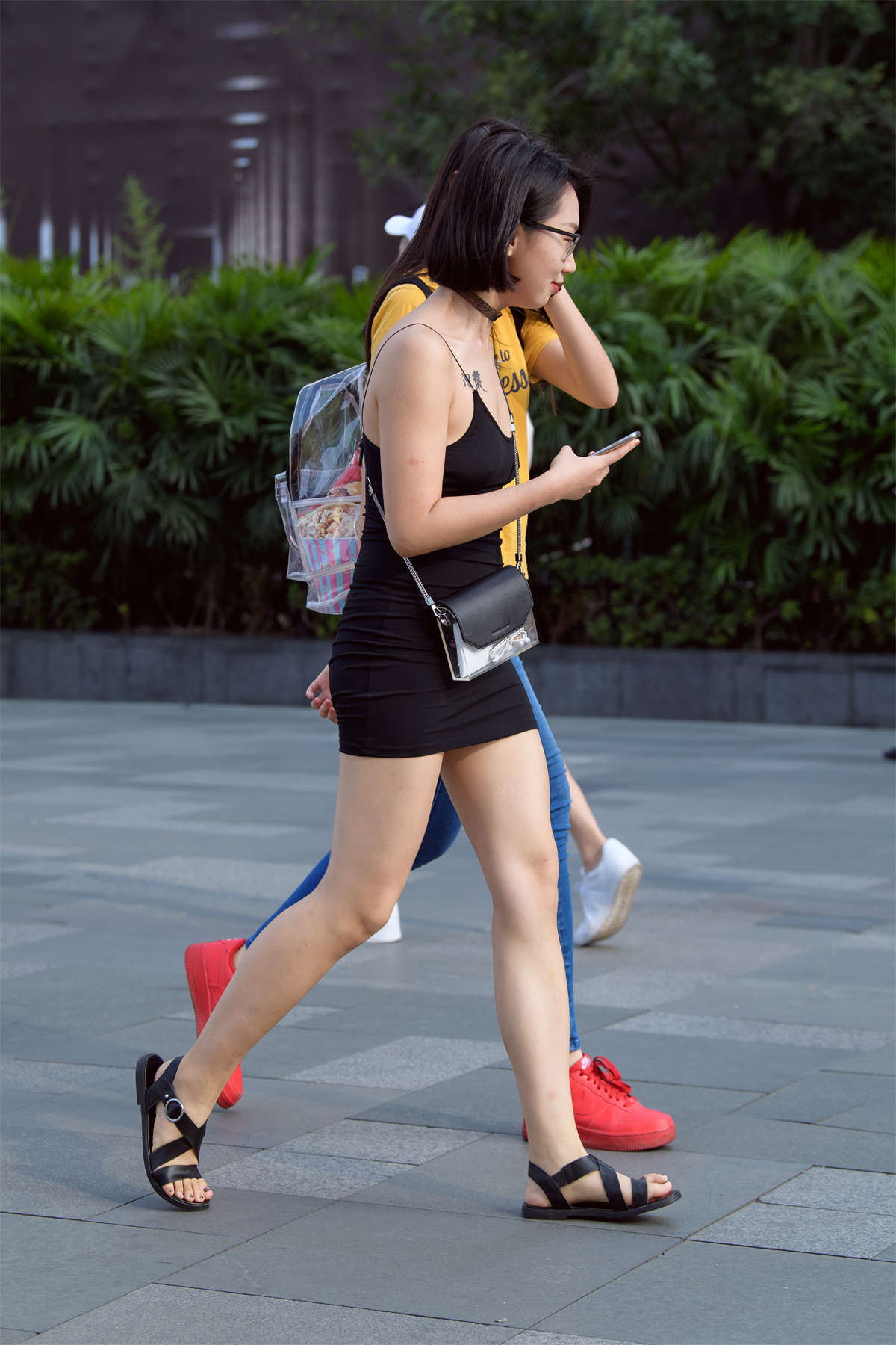 图片[2]-黑色吊带美女-日更街拍