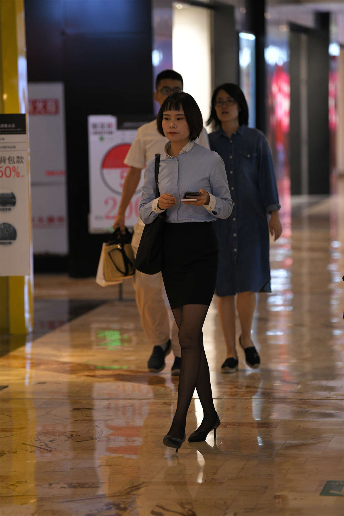 图片[2]-逛商场的黑丝-日更街拍