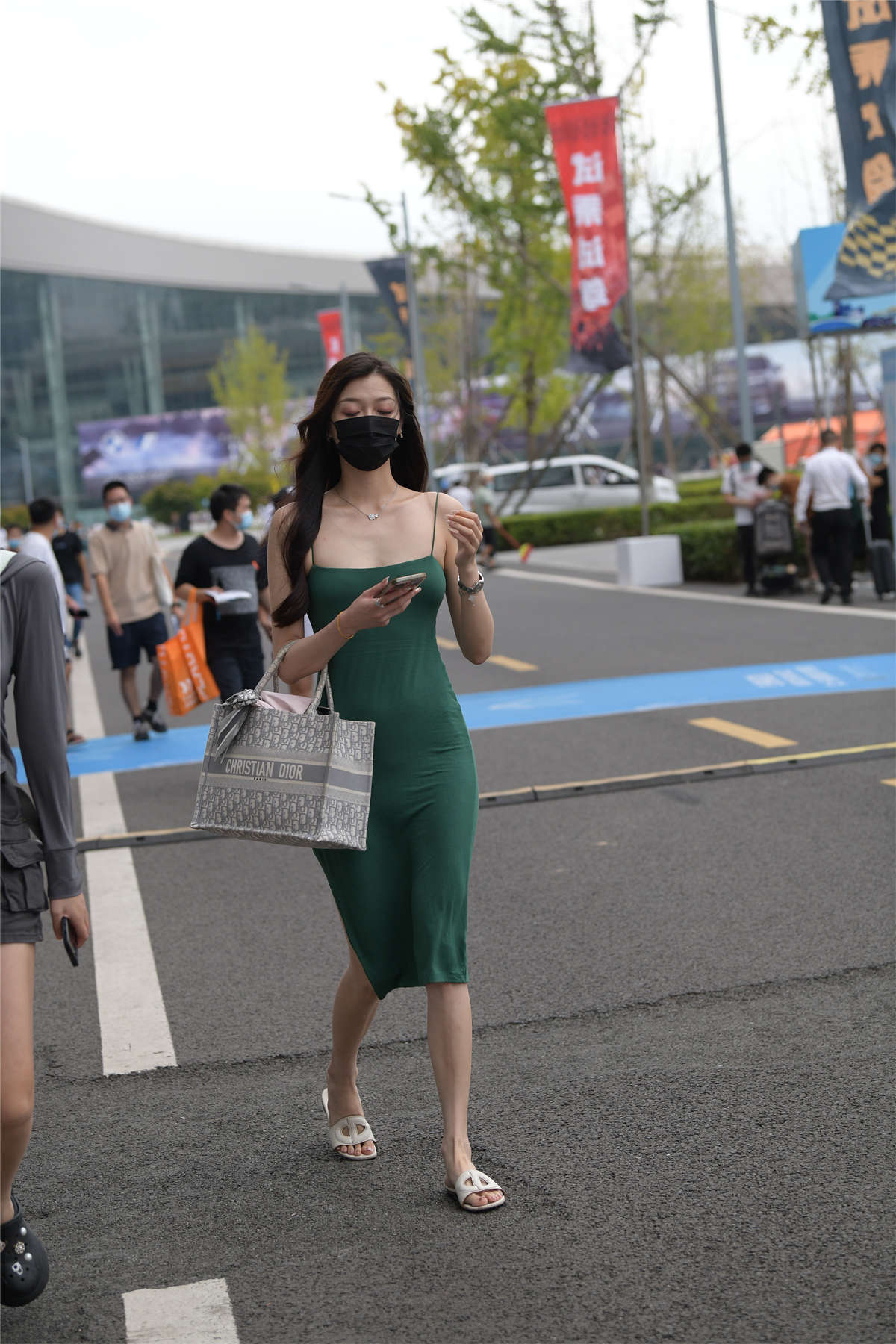 图片[2]-绿色长裙-日更街拍
