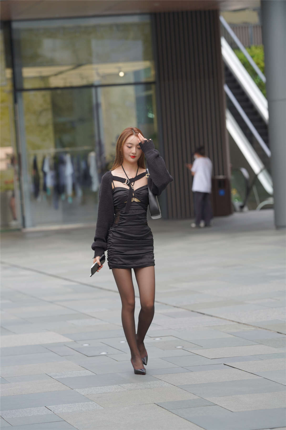 图片[2]-褶皱黑裙-日更街拍