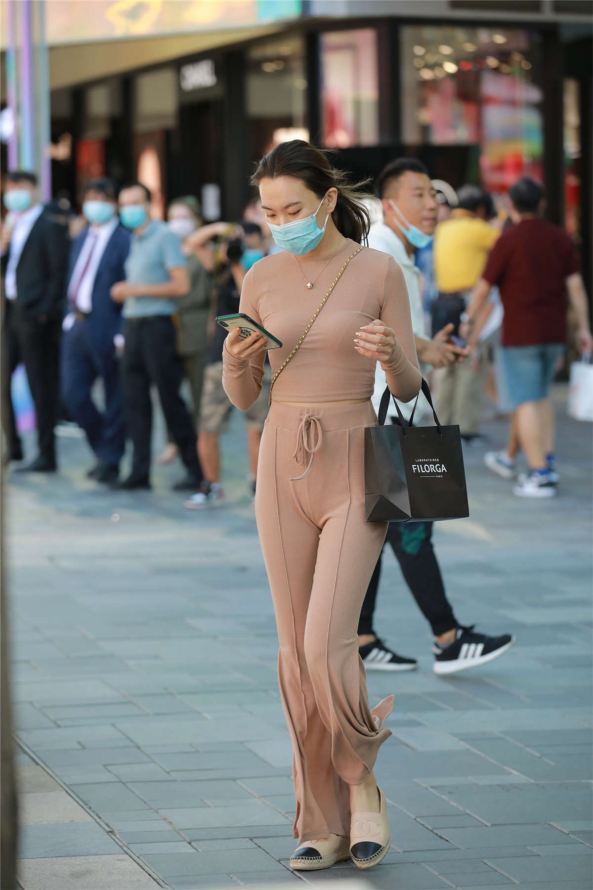 玻璃街拍作品 – 肉色紧身裤小姐姐-日更街拍