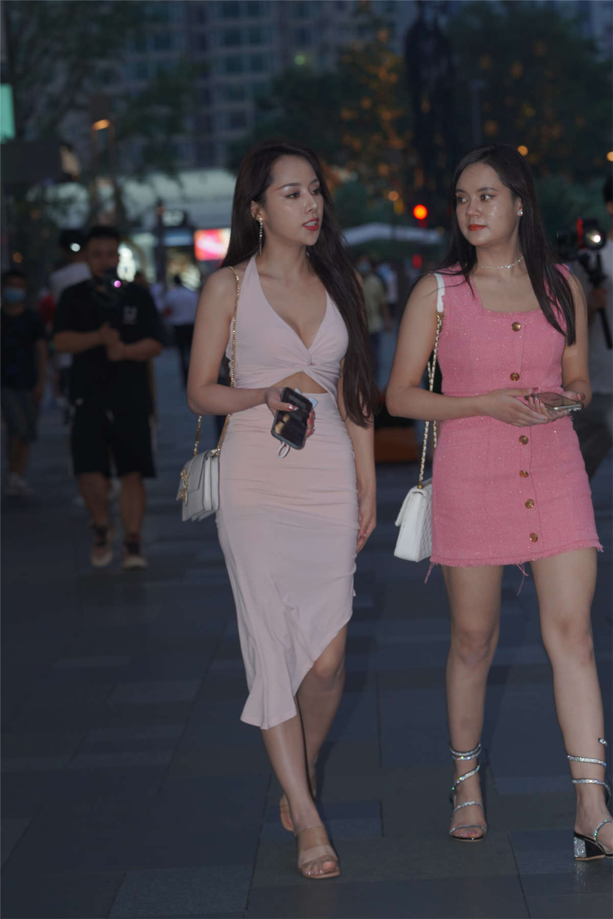 图片[2]-粉色修身裙-日更街拍