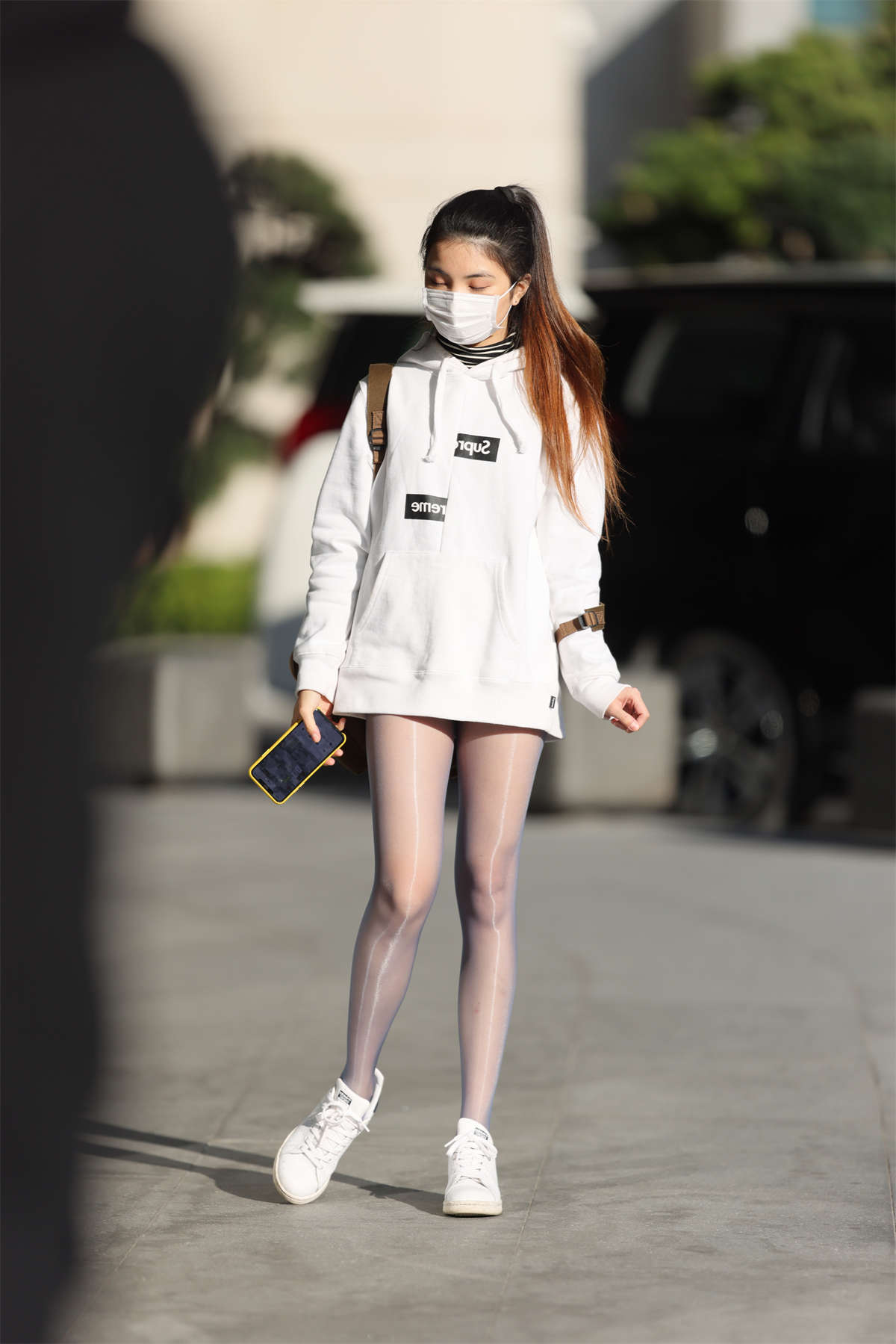 图片[2]-偶遇路边清纯的油亮丝袜少女-日更街拍