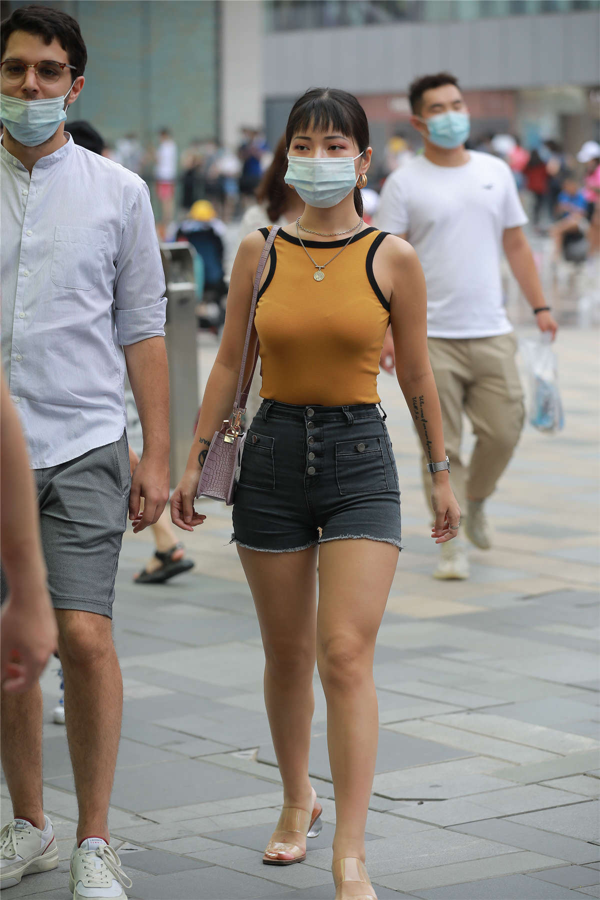 玻璃街拍作品 – 性感黑色热裤女友-日更街拍
