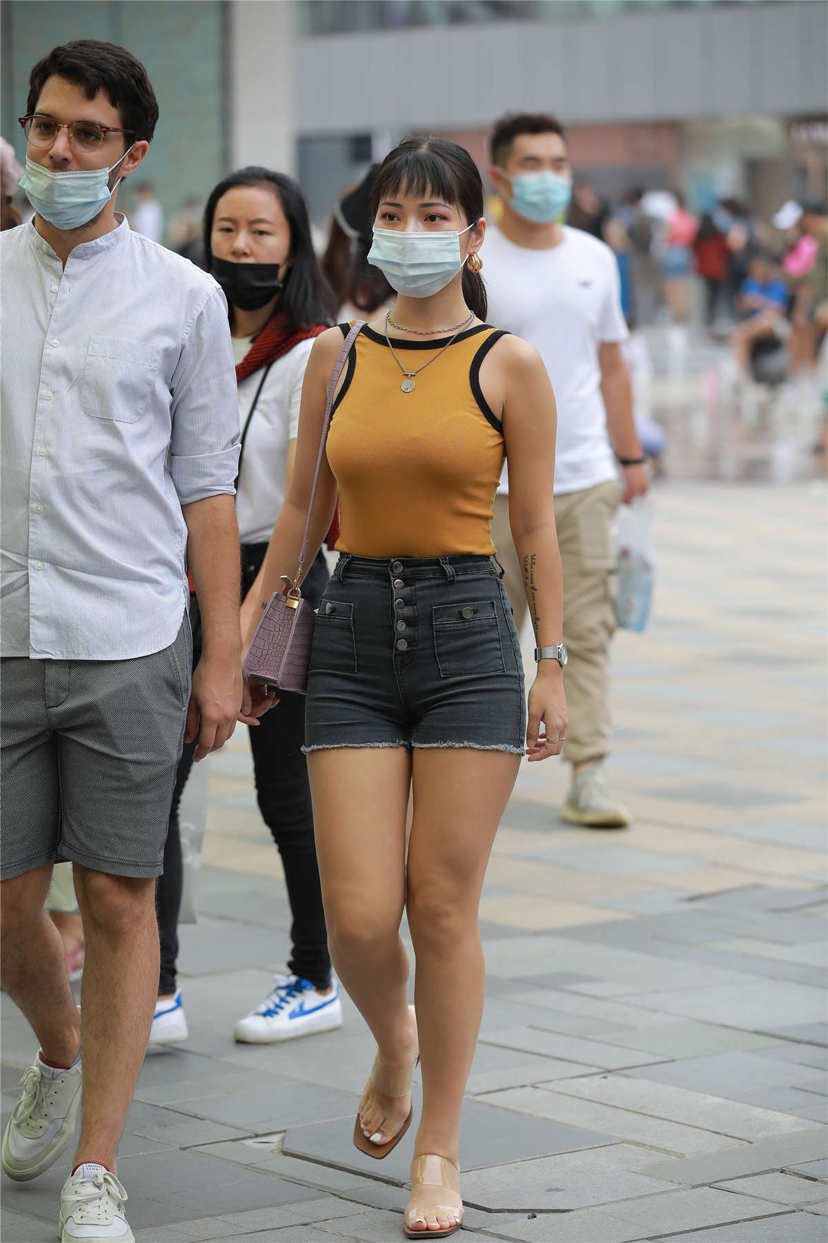 图片[2]-玻璃街拍作品 – 性感黑色热裤女友-日更街拍