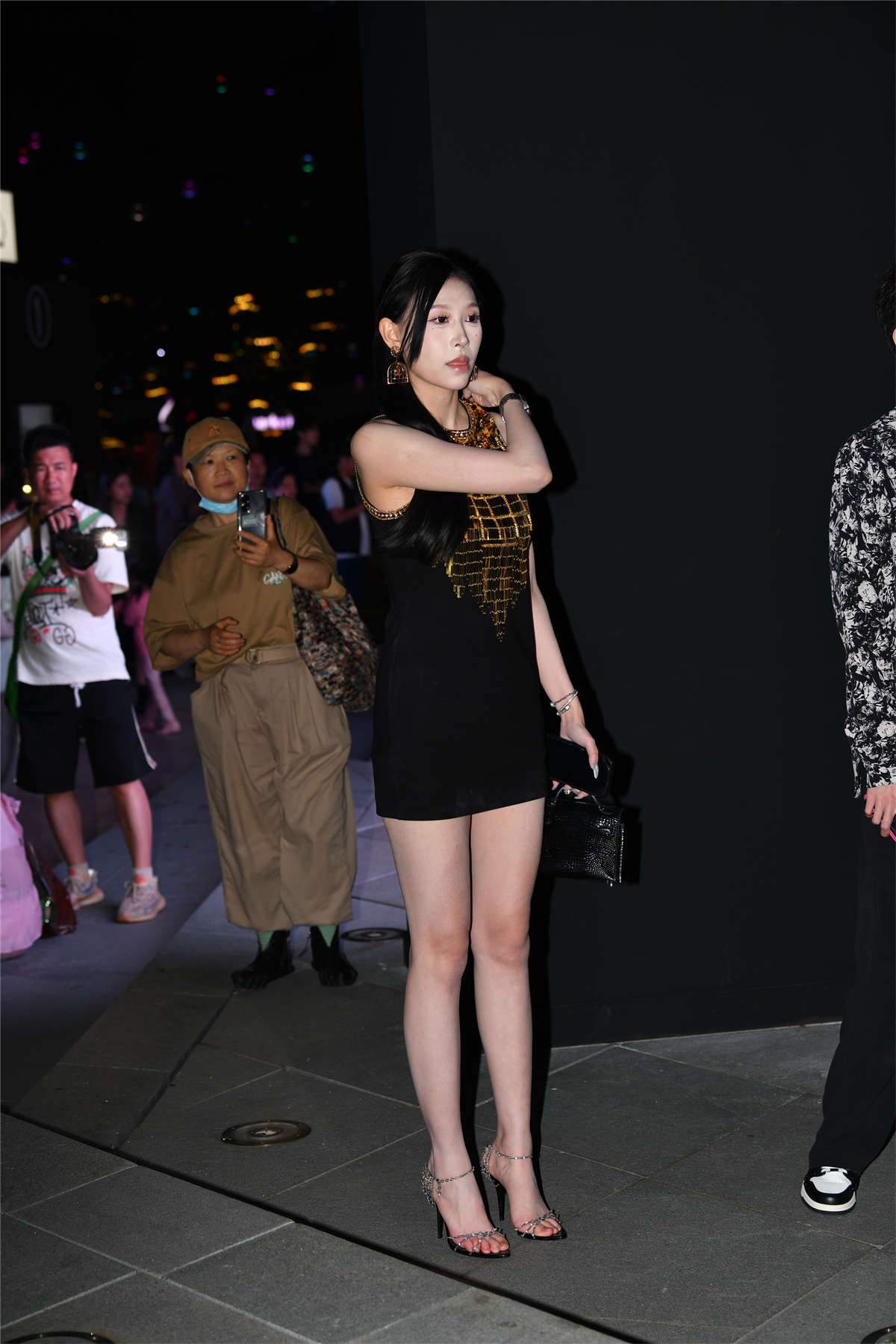 图片[2]-黑色连衣裙-日更街拍