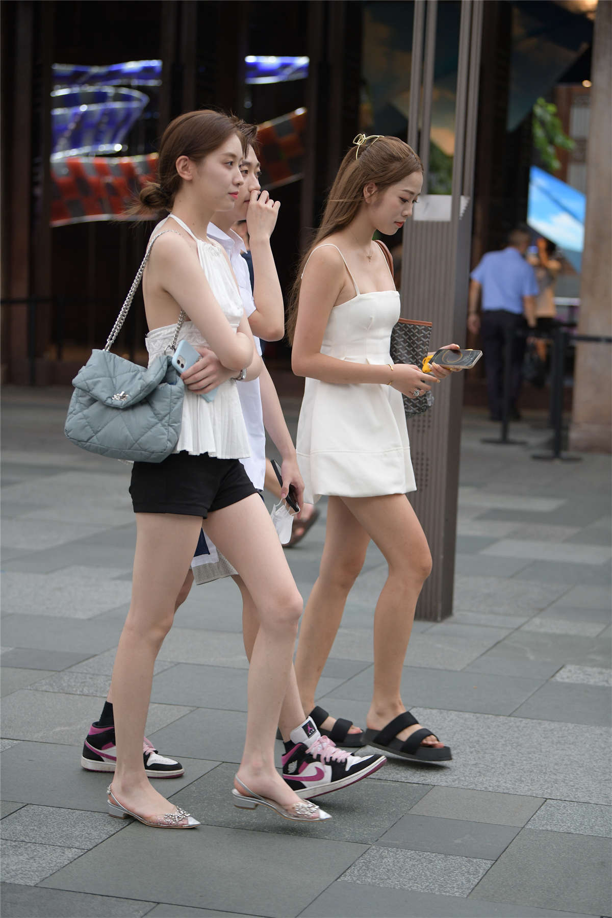 帅气黑白搭配美女-日更街拍