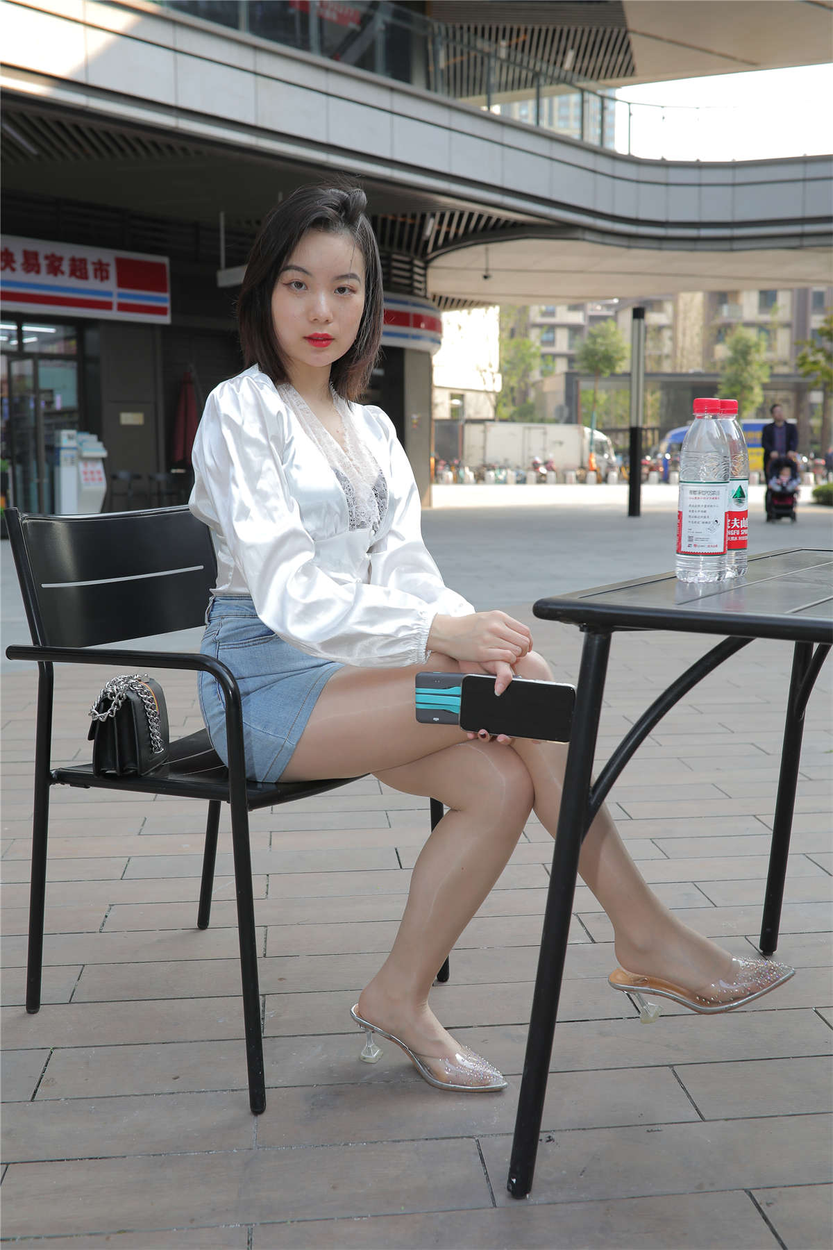 图片[2]-[魔镜原创摄影]凯恩街拍作品 牛仔短裙肉丝美眉-日更街拍