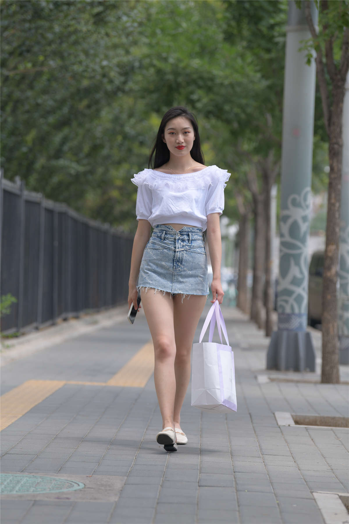 图片[2]-[魔镜原创摄影]一始街拍作品 做美甲的美女-日更街拍