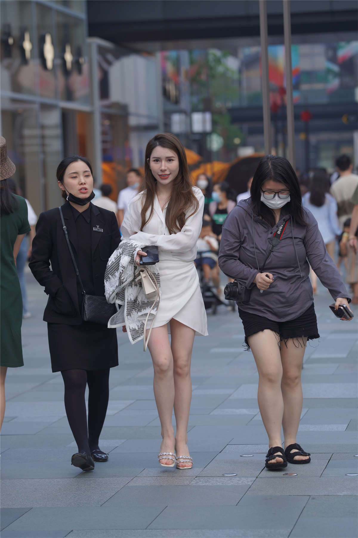 图片[2]-白色素雅美女-日更街拍