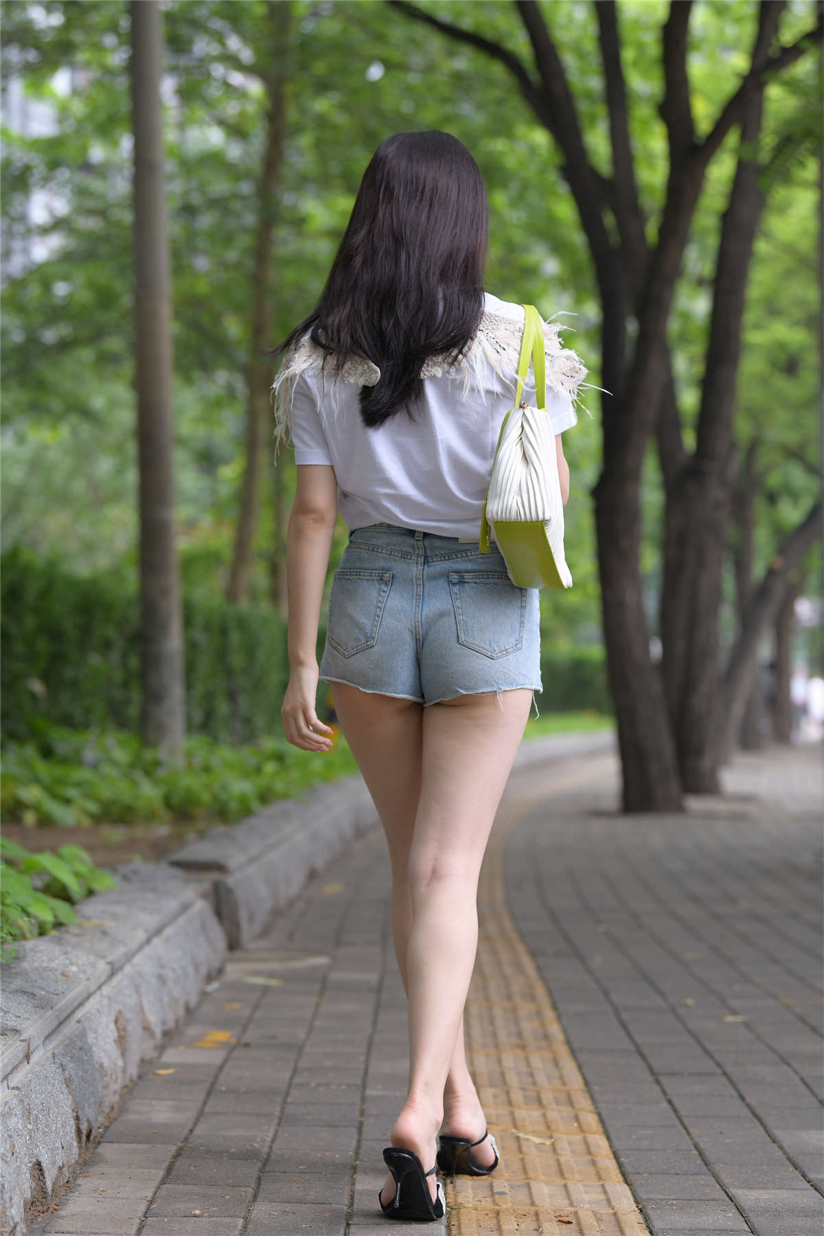 图片[2]-[魔镜原创摄影]一始街拍作品 蓝色牛仔热裤美女-日更街拍