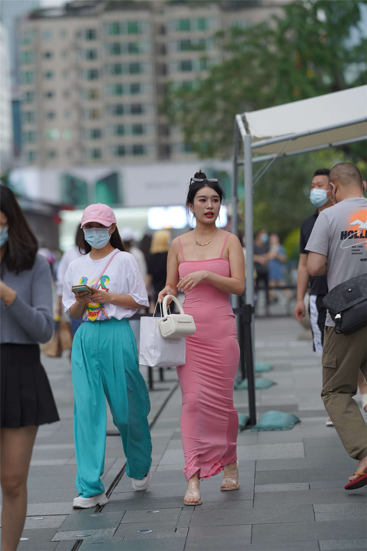 图片[2]-粉色吊带长裙-日更街拍