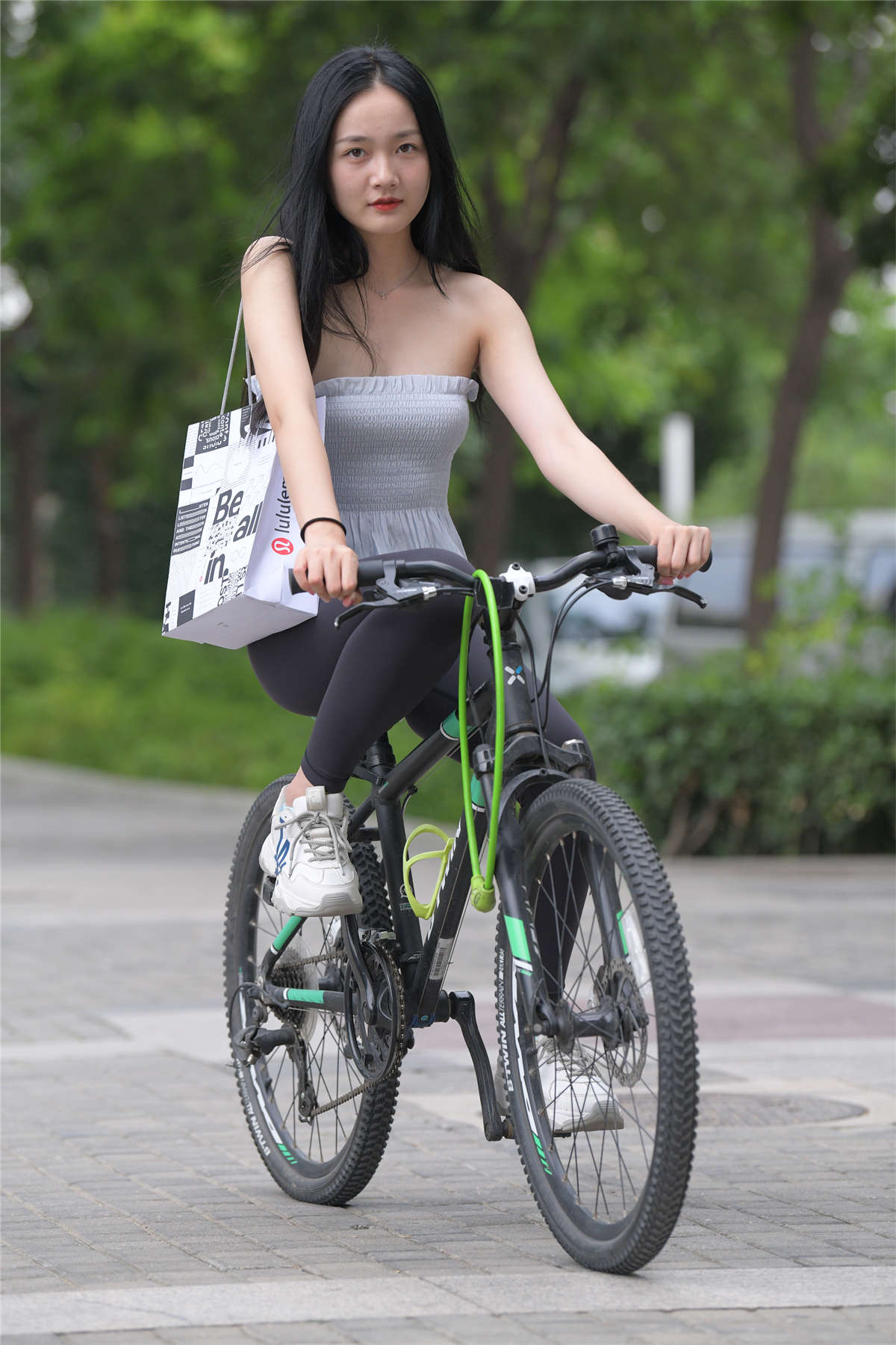 图片[2]-[魔镜原创摄影]一始街拍作品 黑色瑜伽裤美女-日更街拍