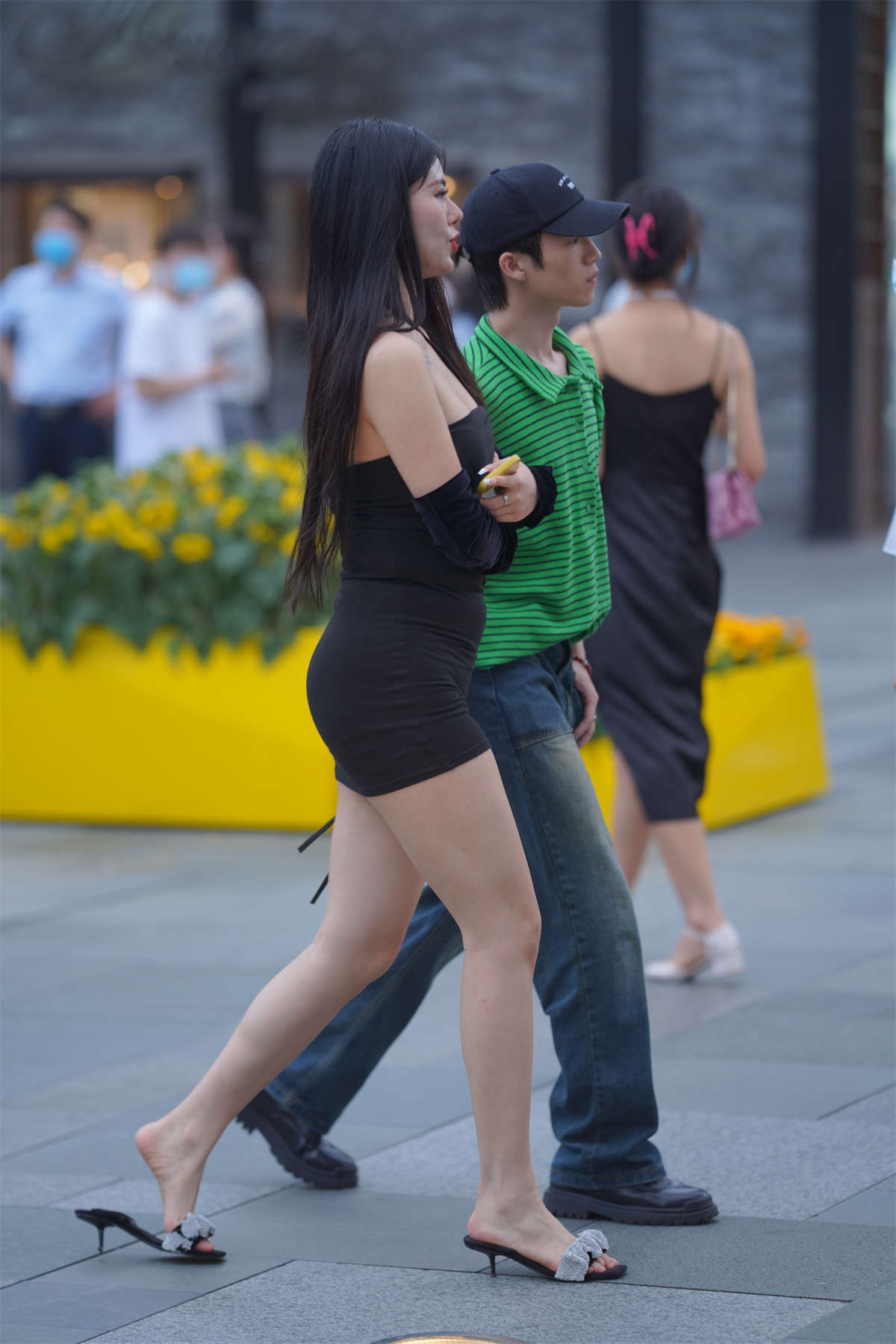 黑色紧身包臀裙-日更街拍