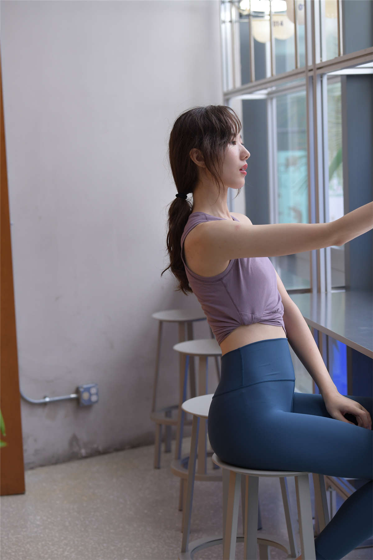 图片[2]-[魔镜原创摄影]一只麋鹿摄影作品 蓝色瑜伽裤运动系高挑美女-日更街拍