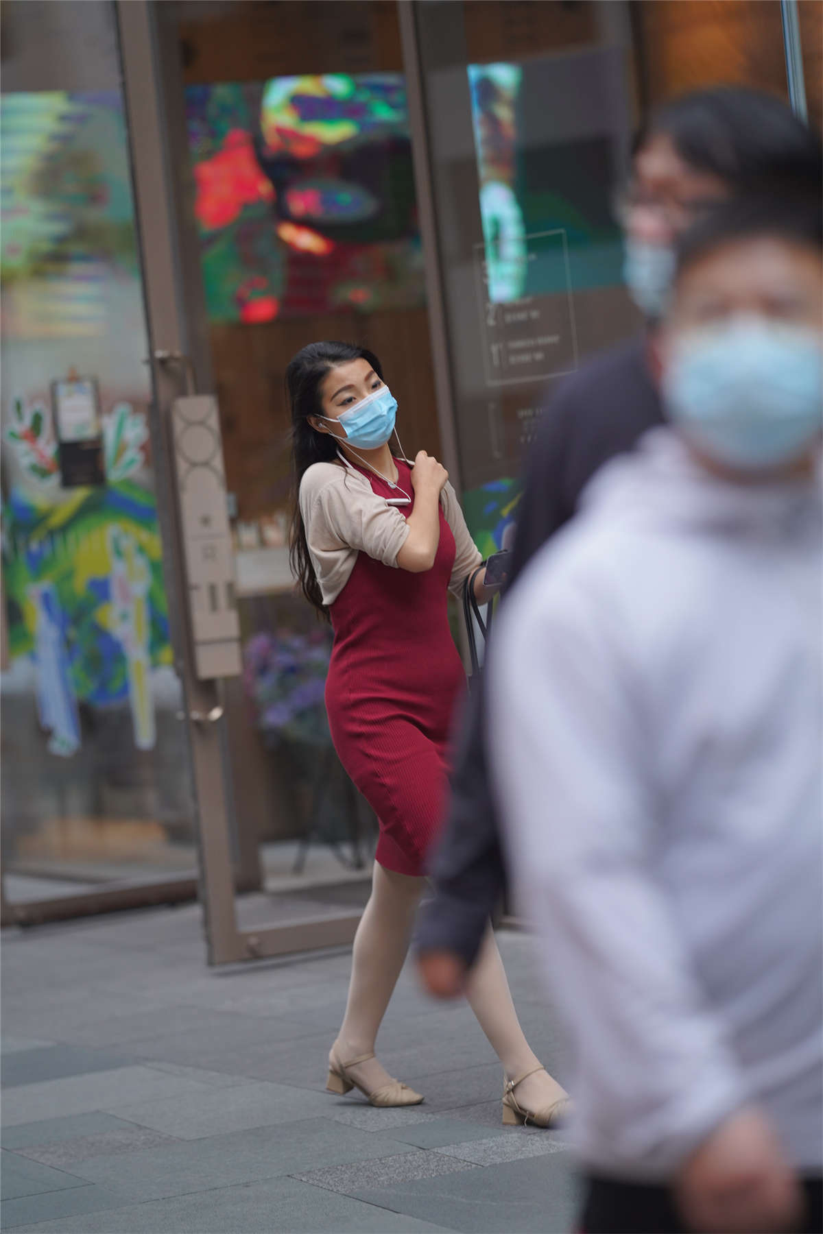 亮眼红色针织裙-日更街拍