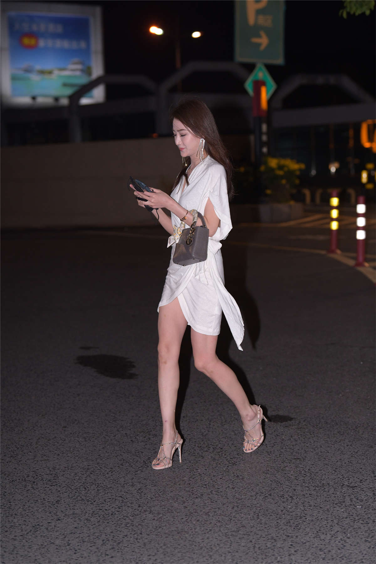 图片[2]-慵懒睡袍风白裙-日更街拍