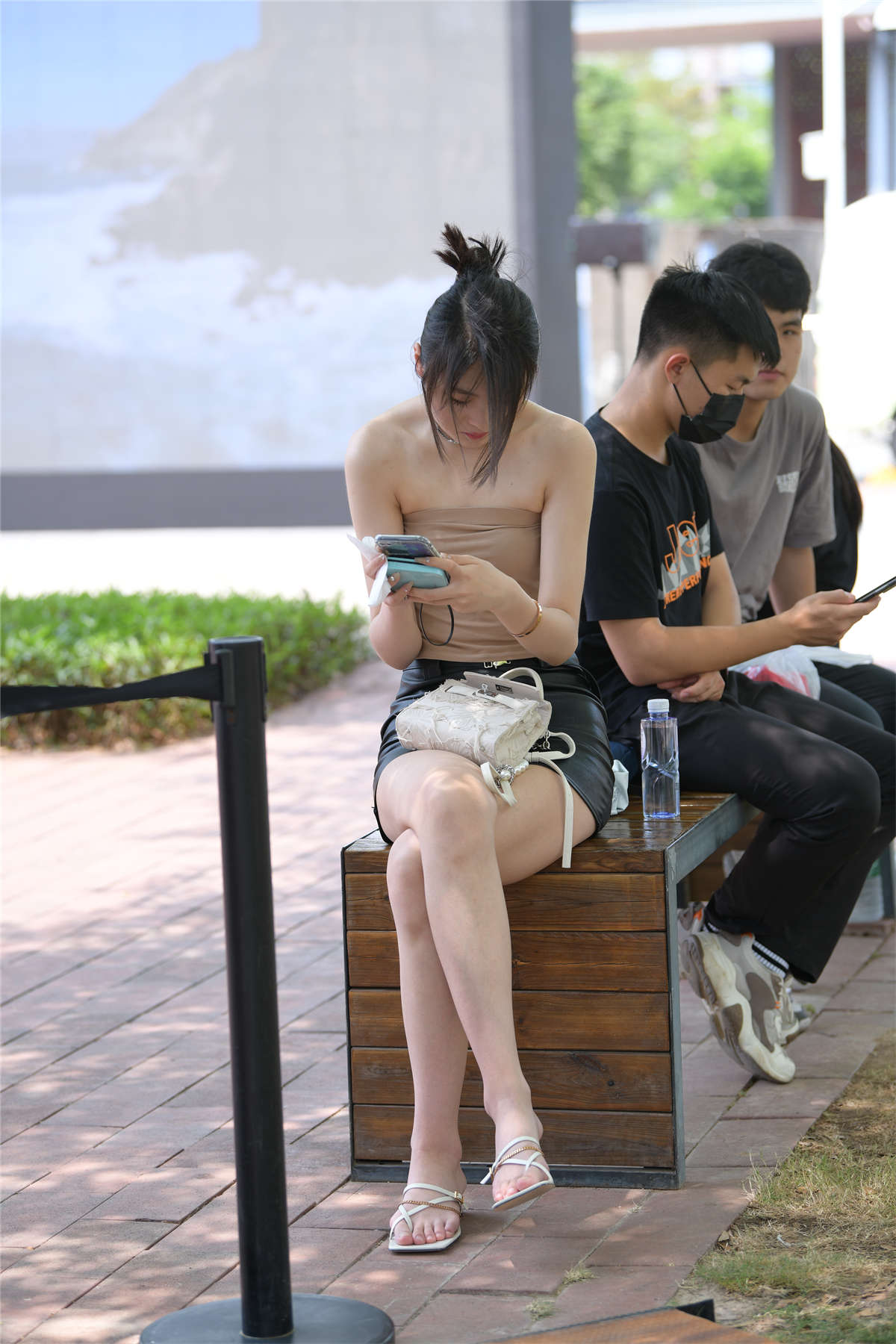靓丽黑色皮裙-日更街拍